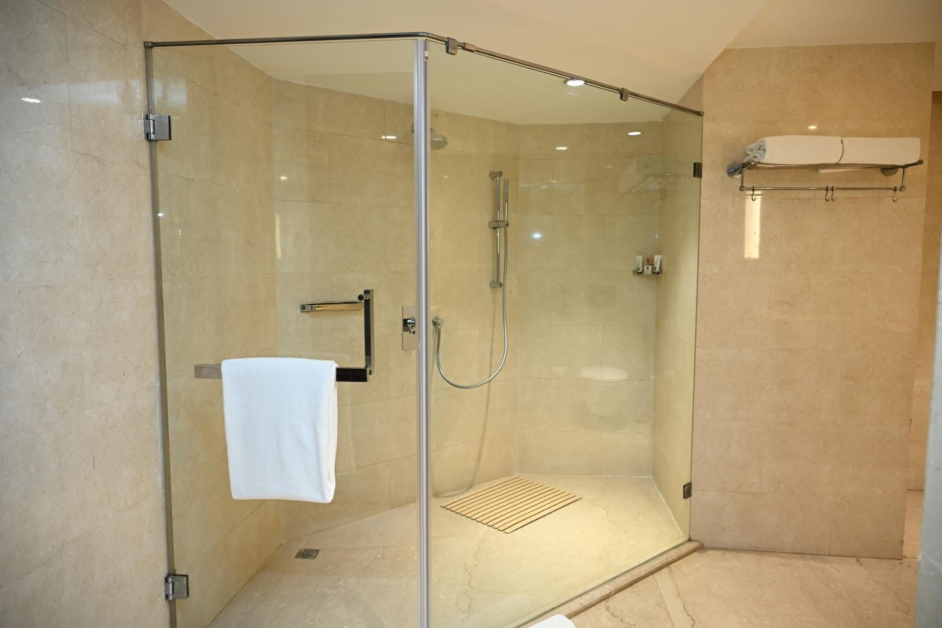 Business Suite - 10% discount on Food & soft beverages, Laundry & Spa