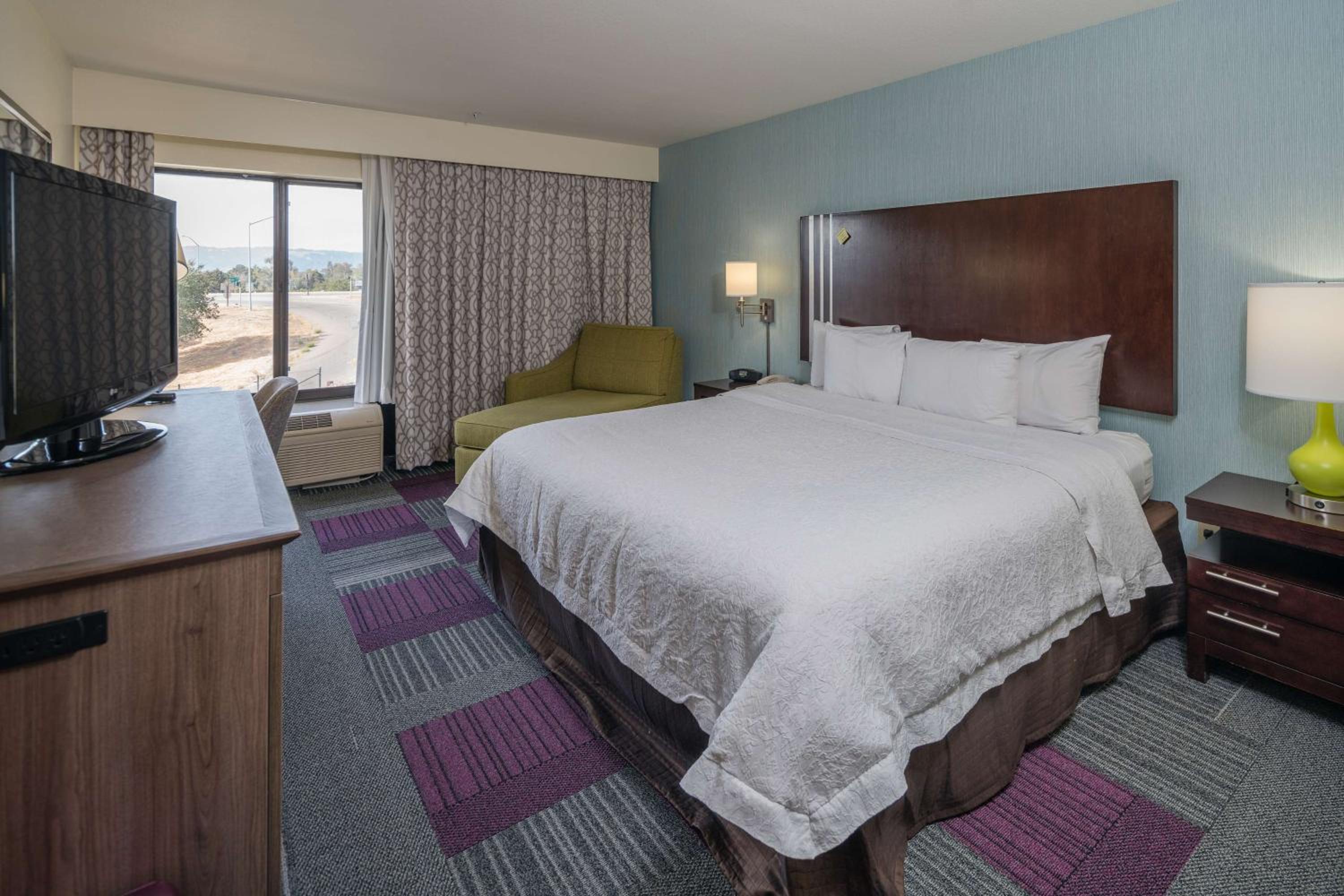 King Room with King Bed - Non-Smoking