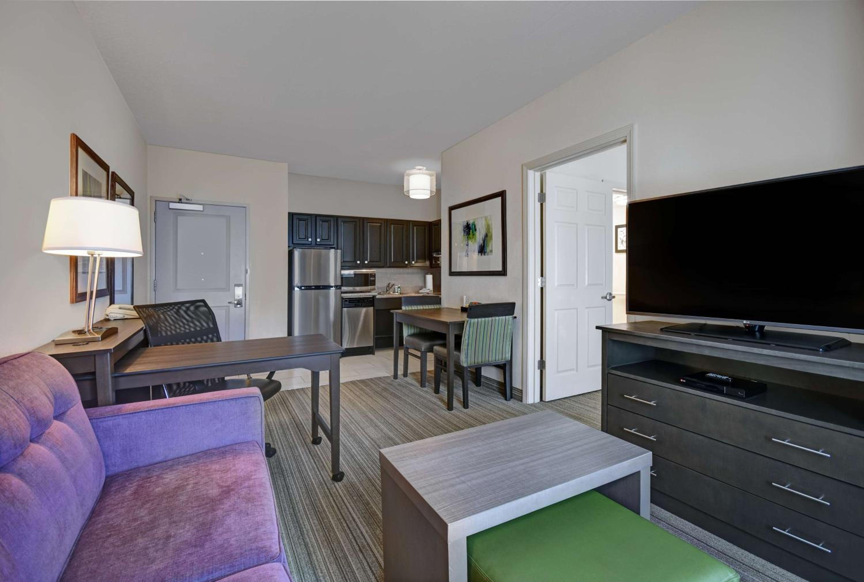 Queen Suite - Mobility And Hearing Access Tub/Non-Smoking