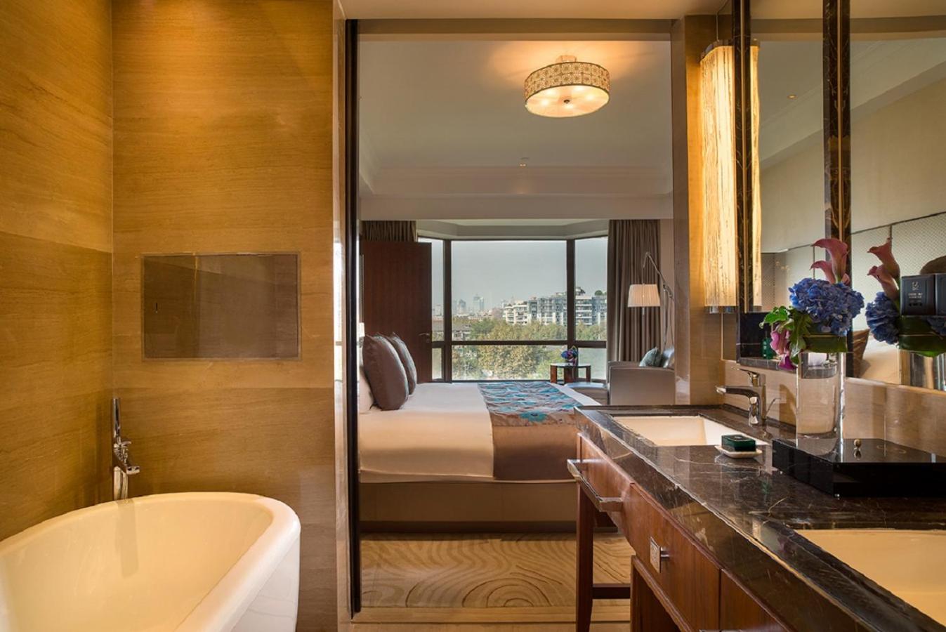 Luxury King Room with City View