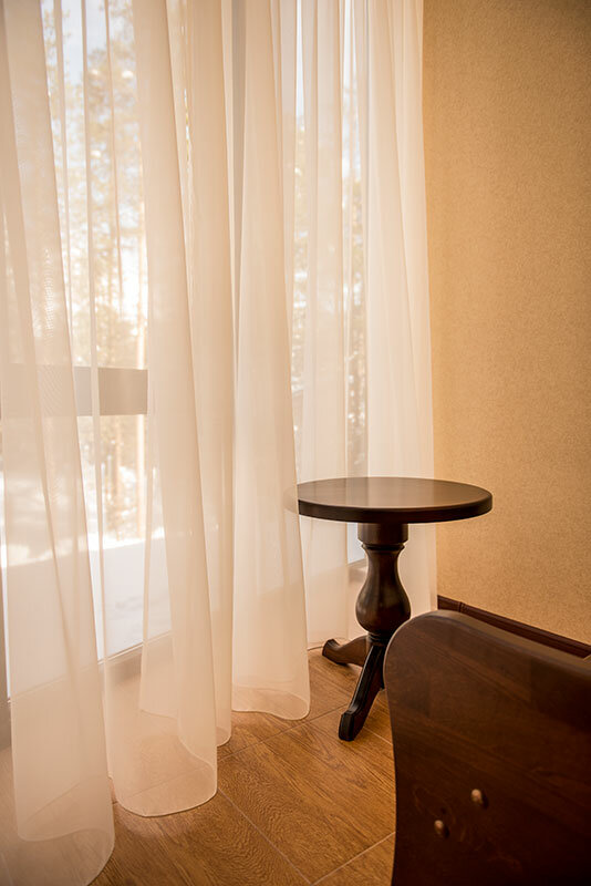 Двухкомнатный номер с двуспальной кроватью, диваном и  балконом