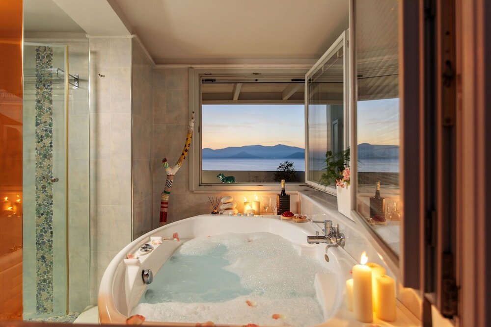 Honeymoon Suite, Sea View