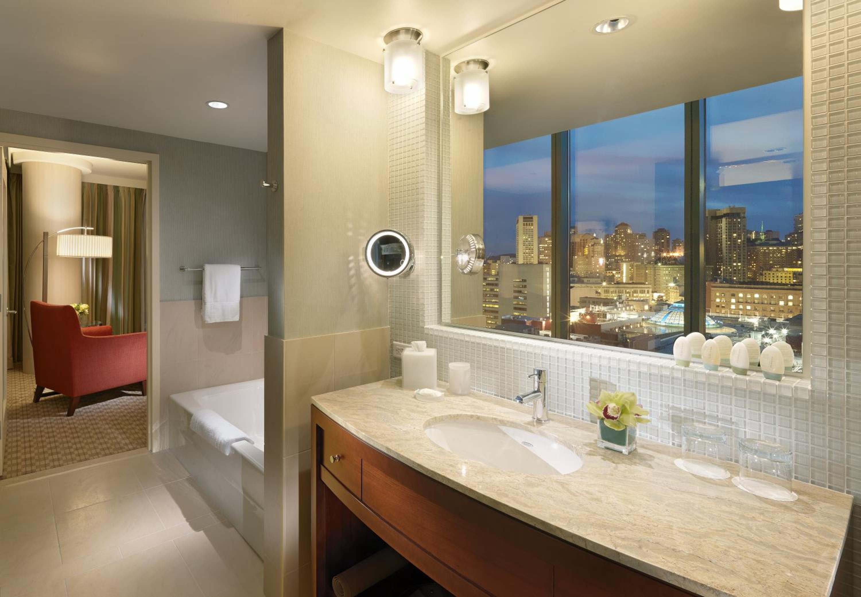 Corner King Room with City View