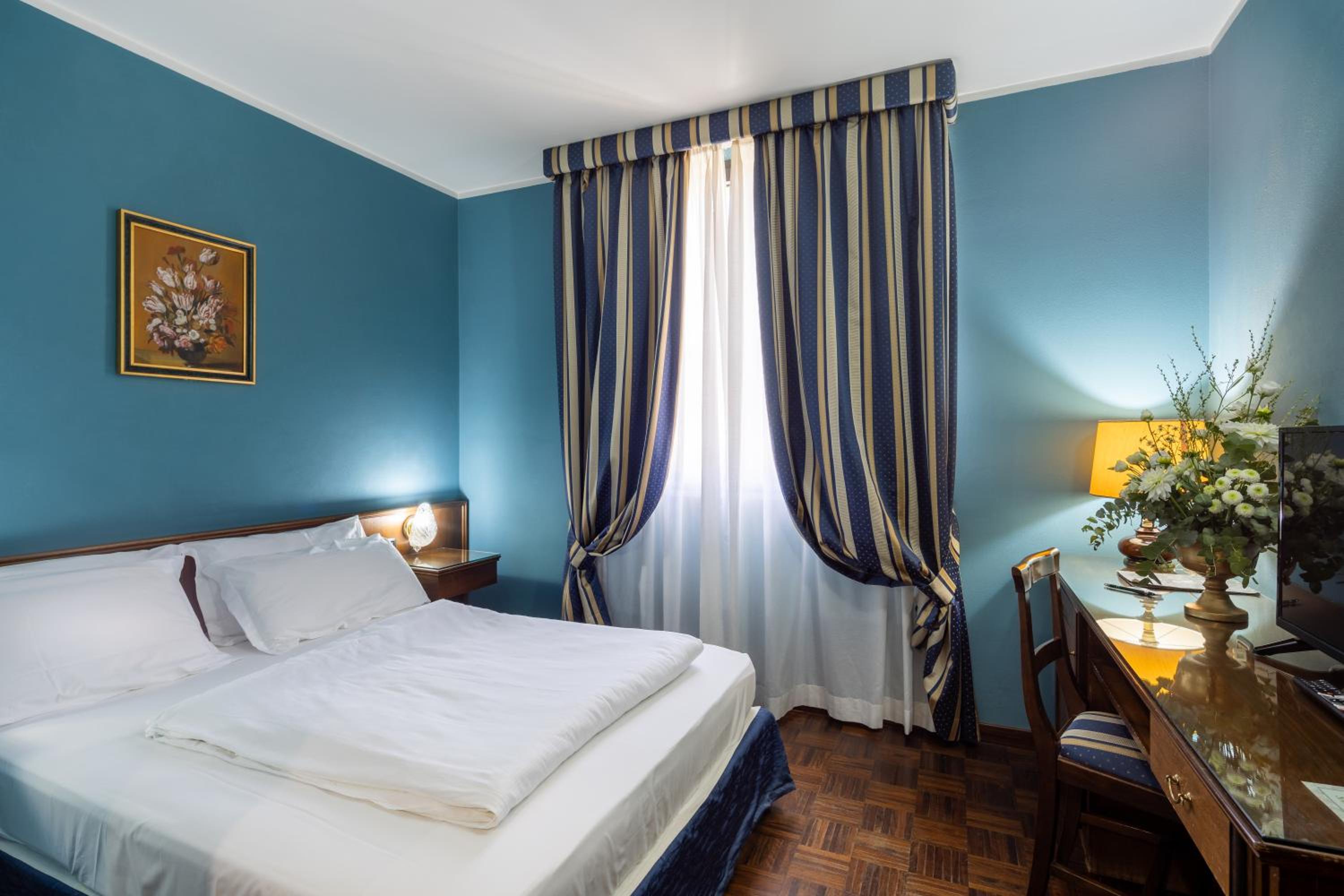 Business Queen Room