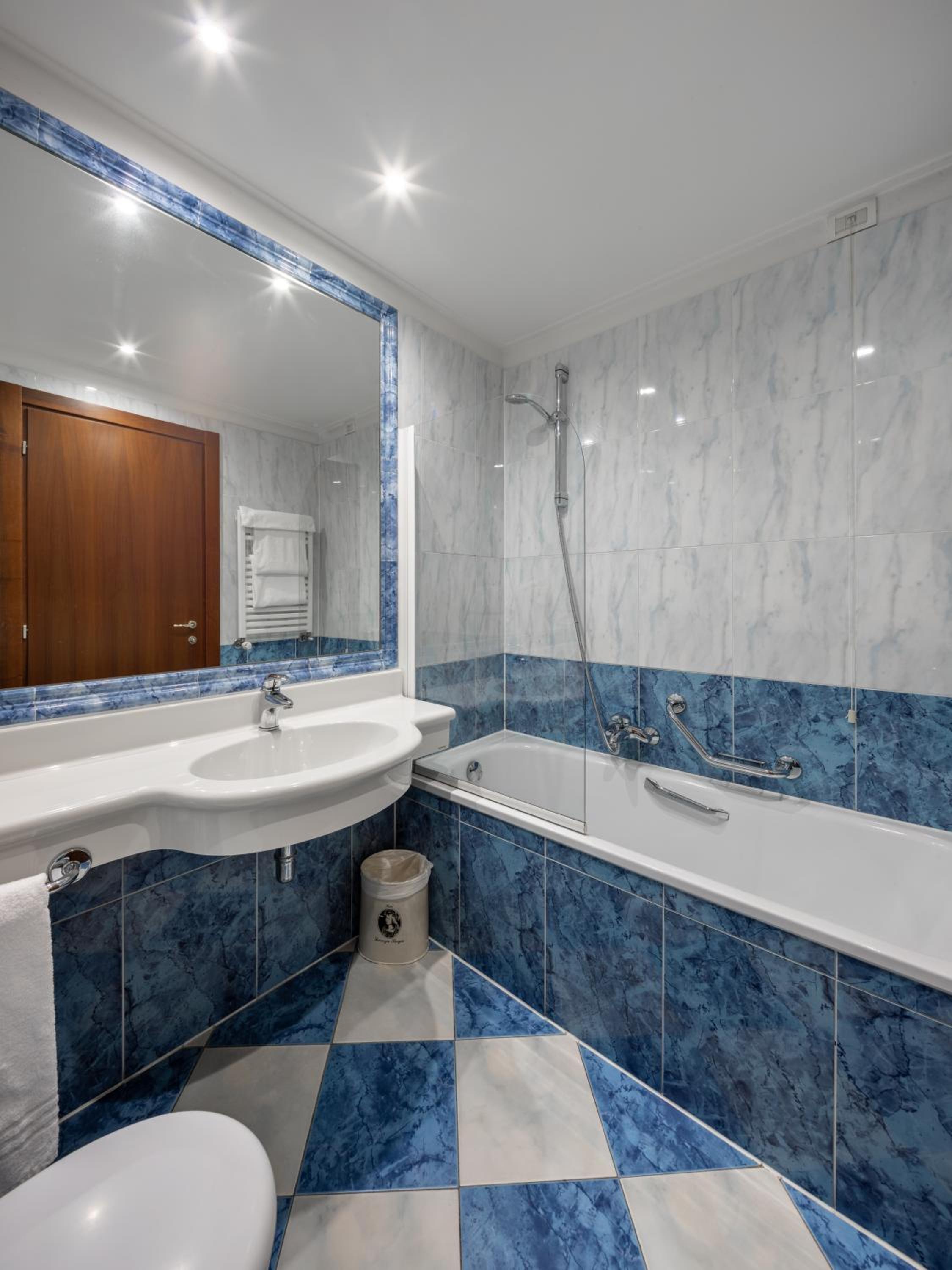 Business Queen Room