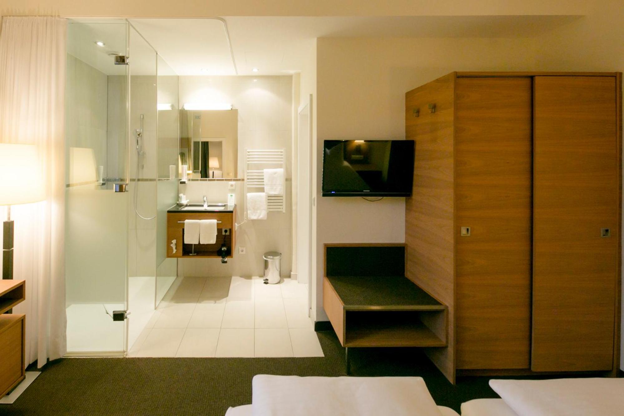 Junior Suite (Glass Bathroom)
