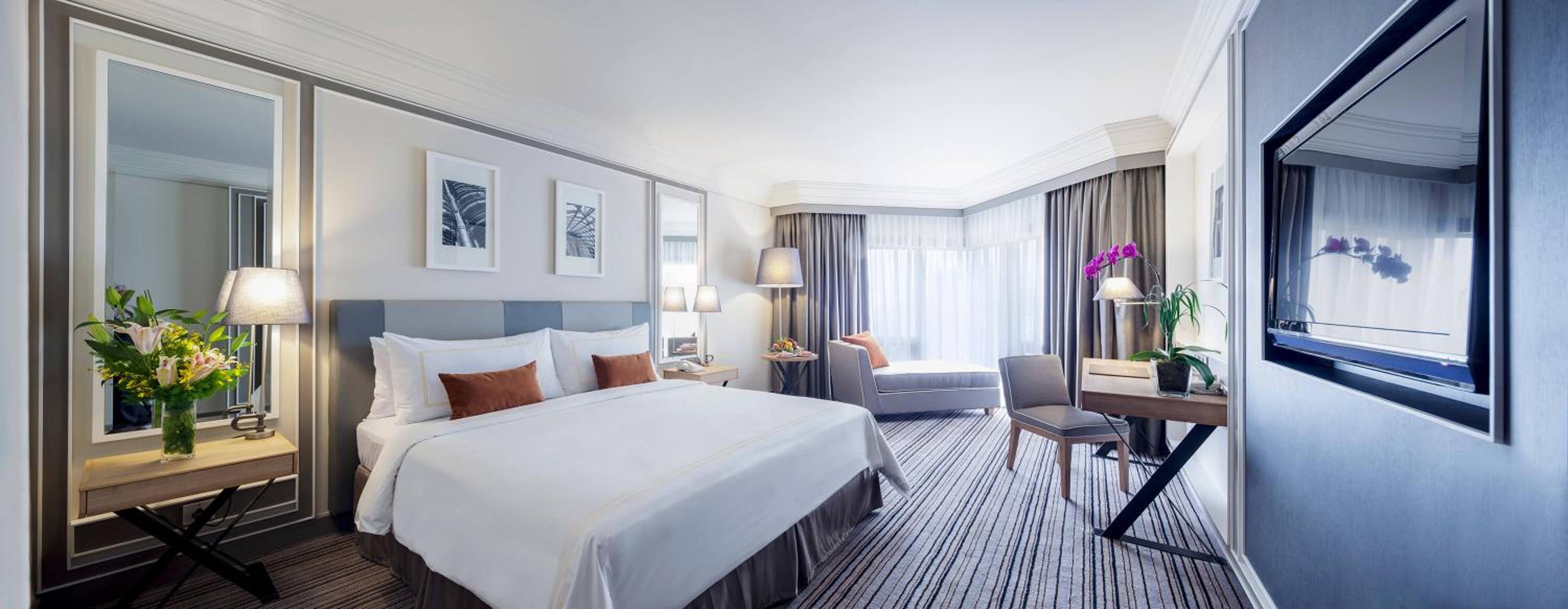 Club Room with One Queen Bed