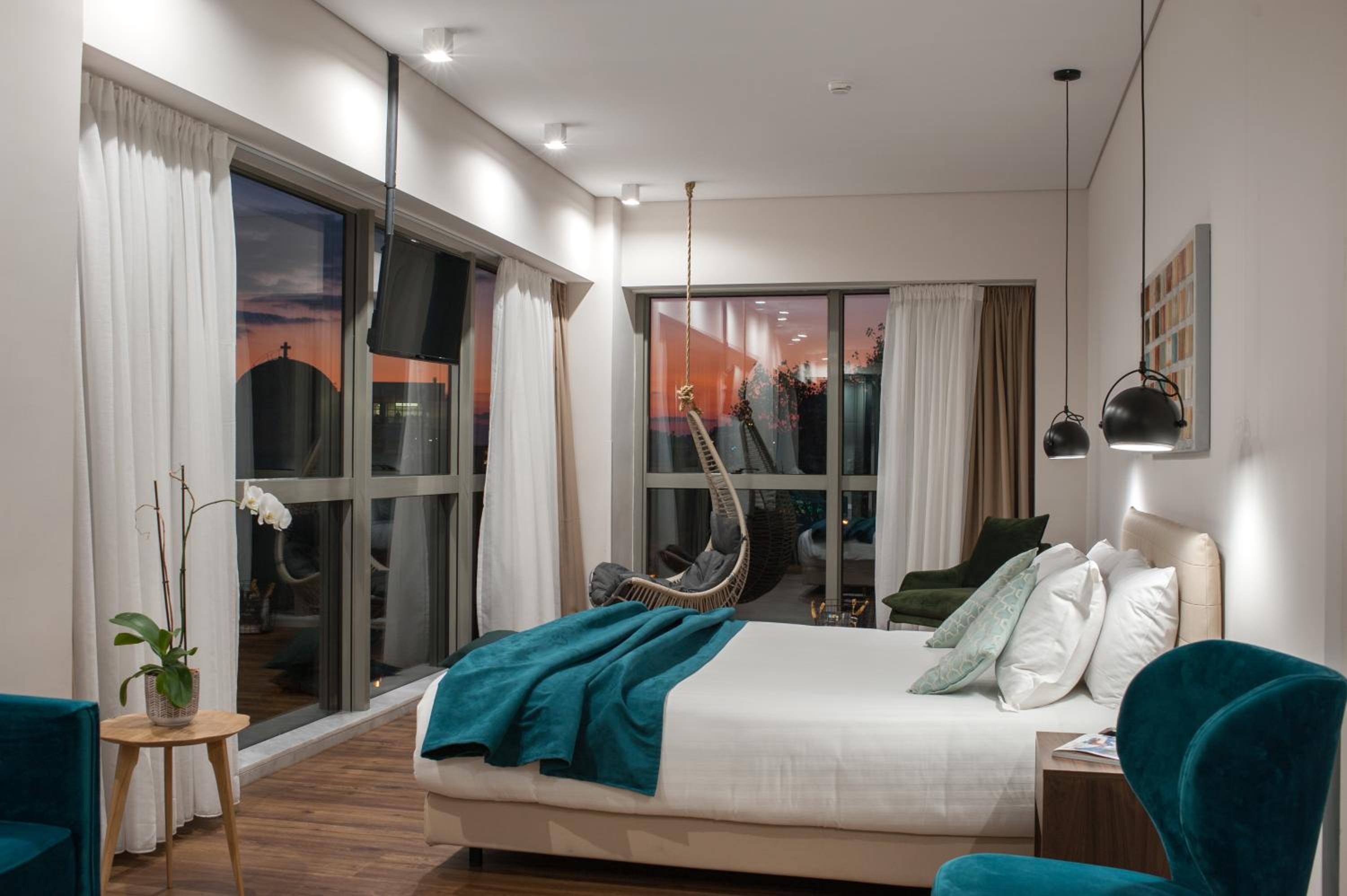 Lifestyle Suite with Acropolis View