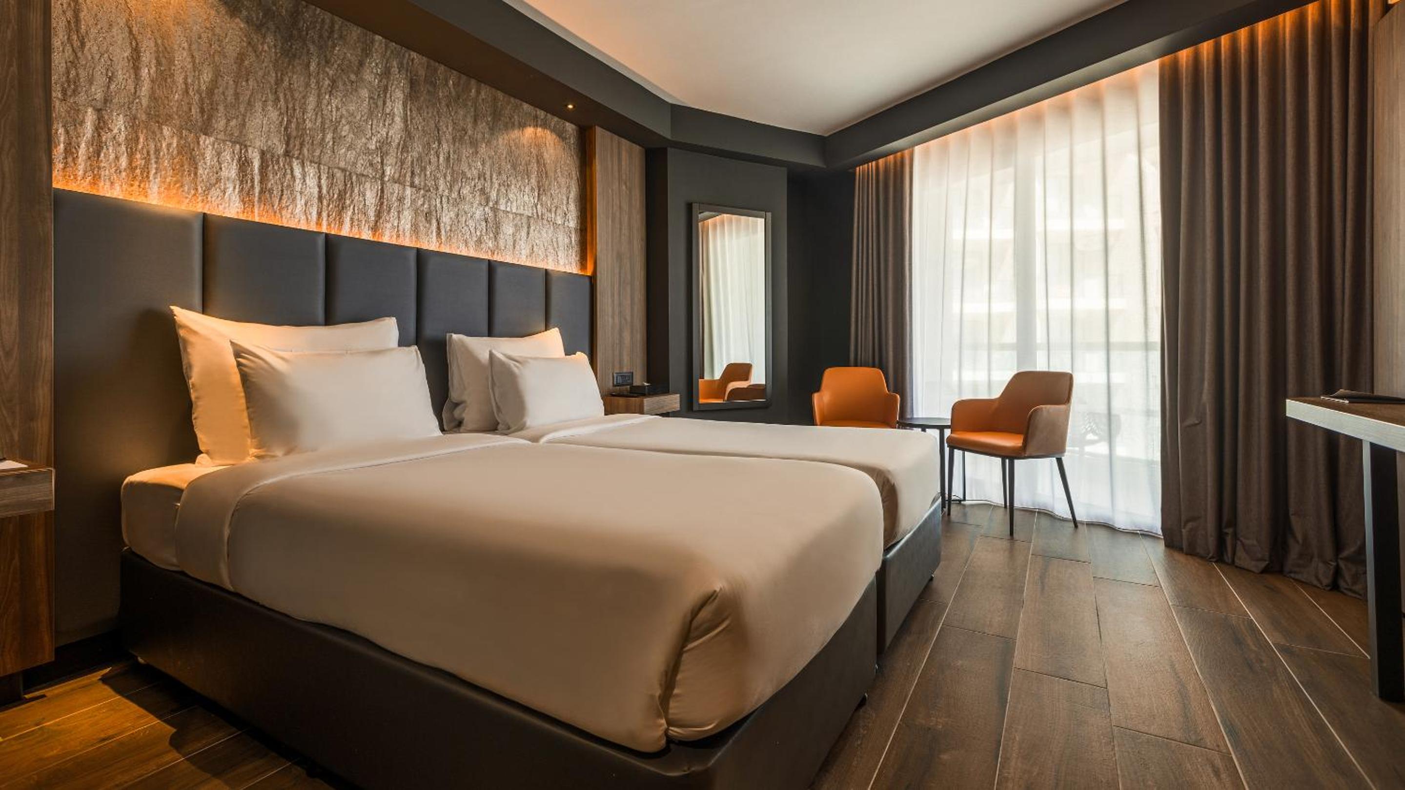 Deluxe Double or Twin Room with Partial Sea View