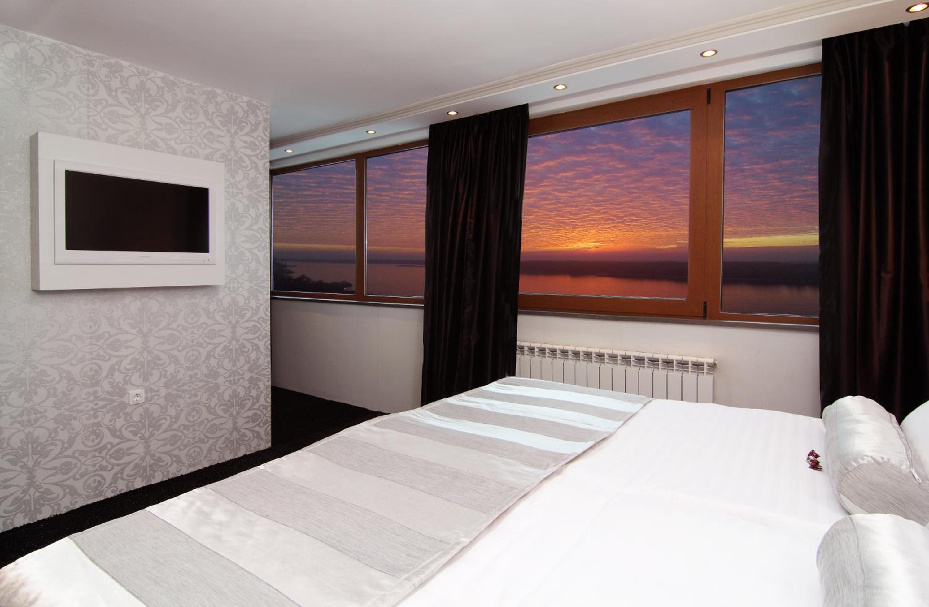 Executive Suite with River View and Free Parking