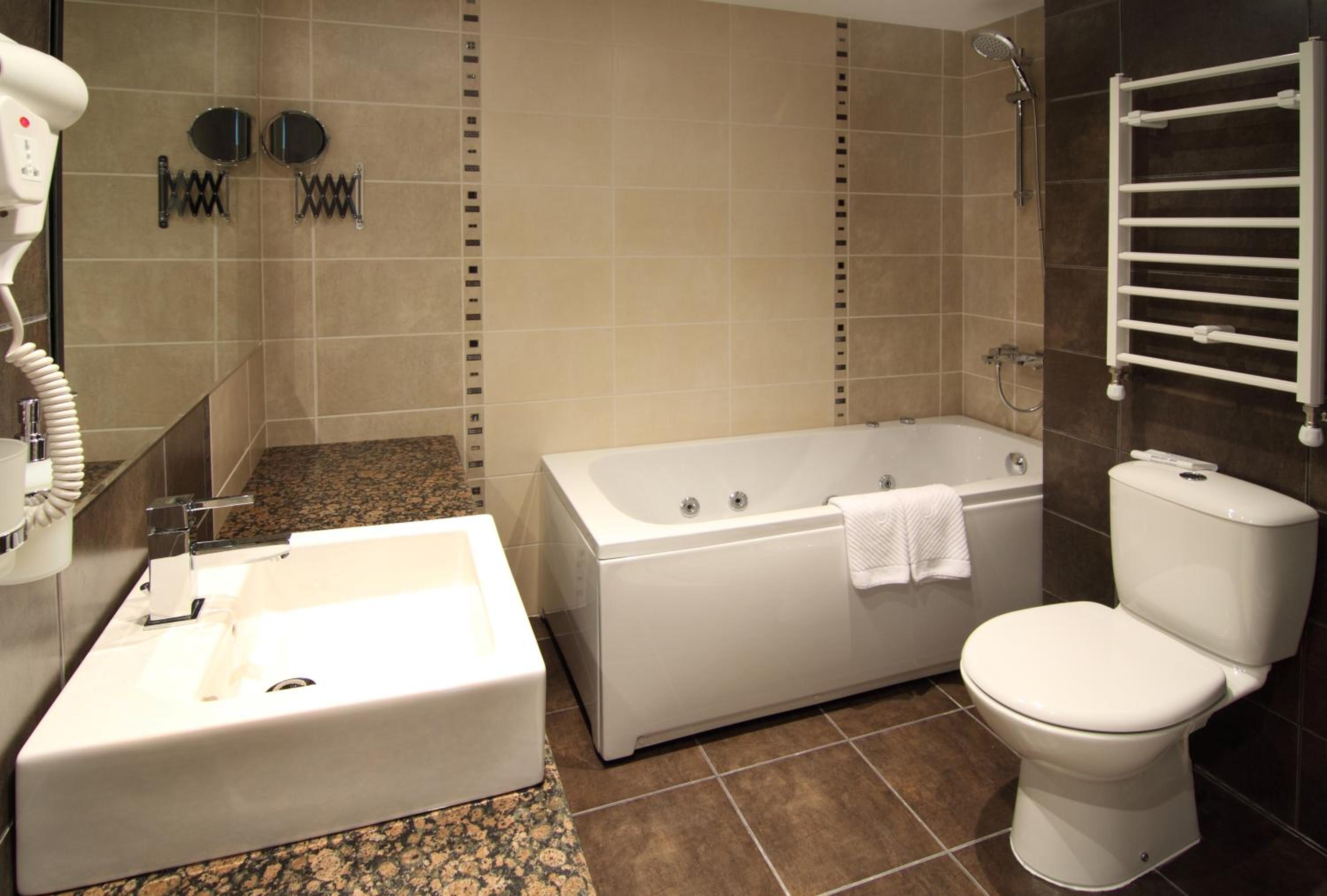 Executive Suite with River View and Free Parking