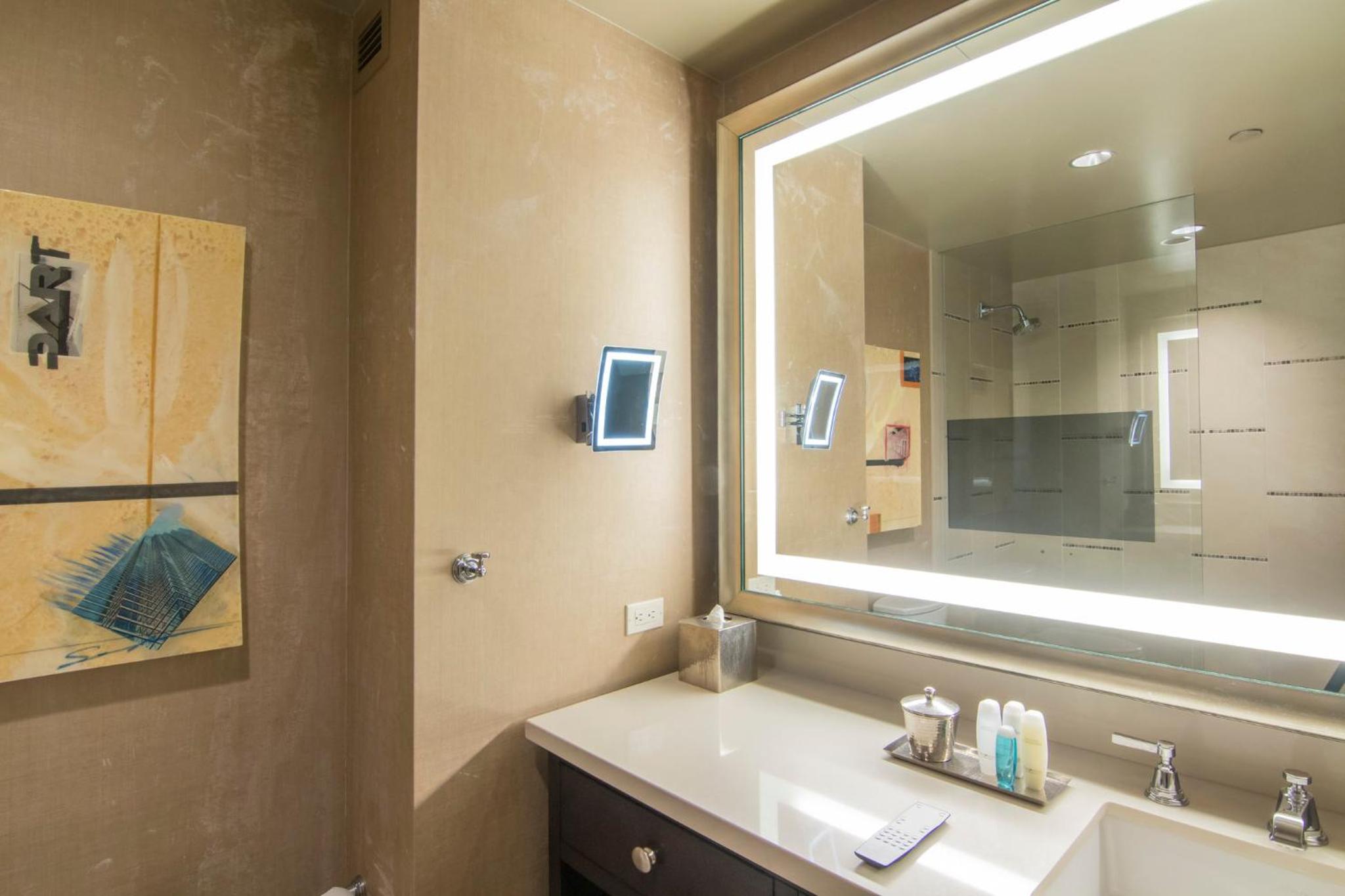 Luxury Corner King Suite