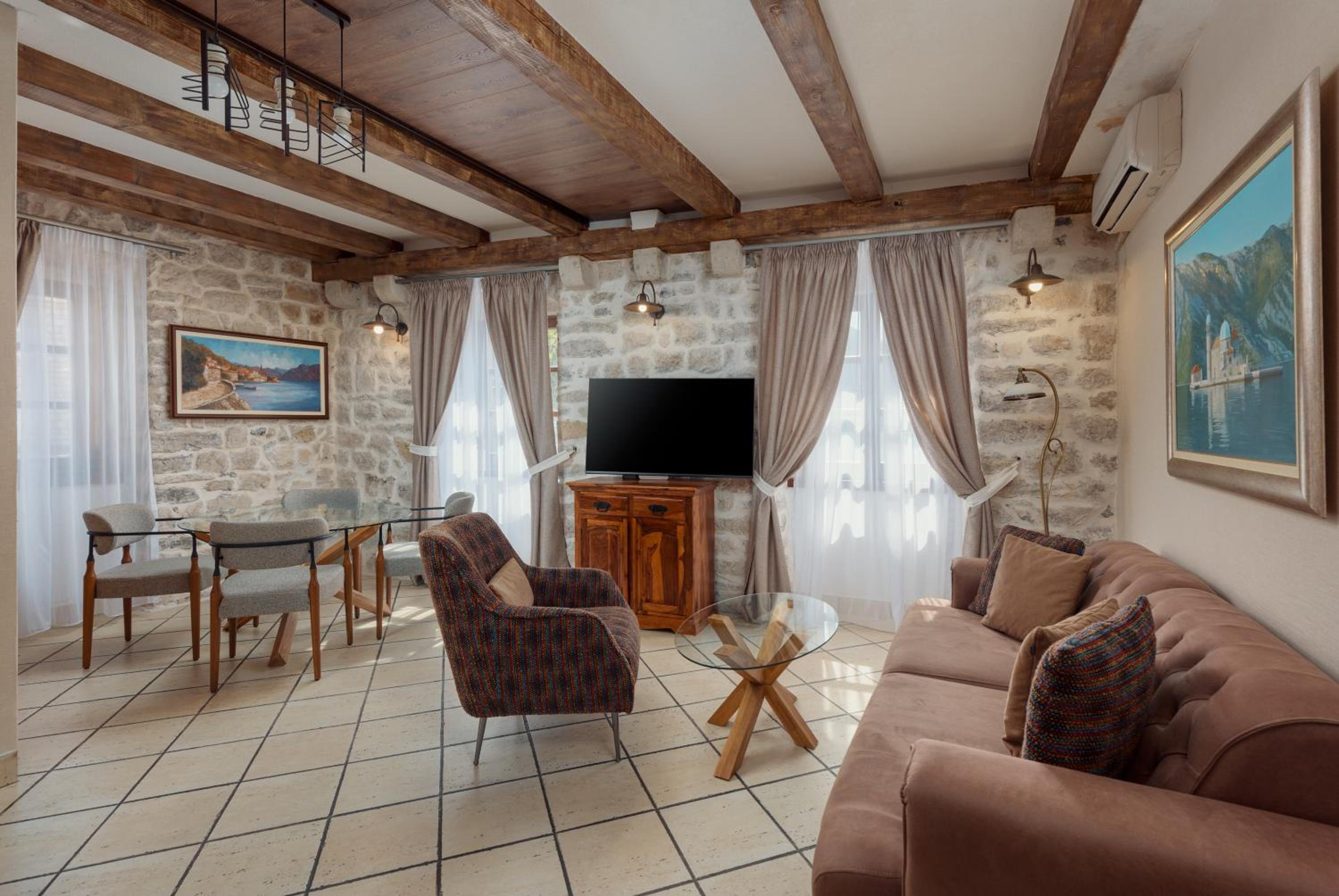 Private Entrance Three Bedroom Villa with Private Garden and Pool / Annex A