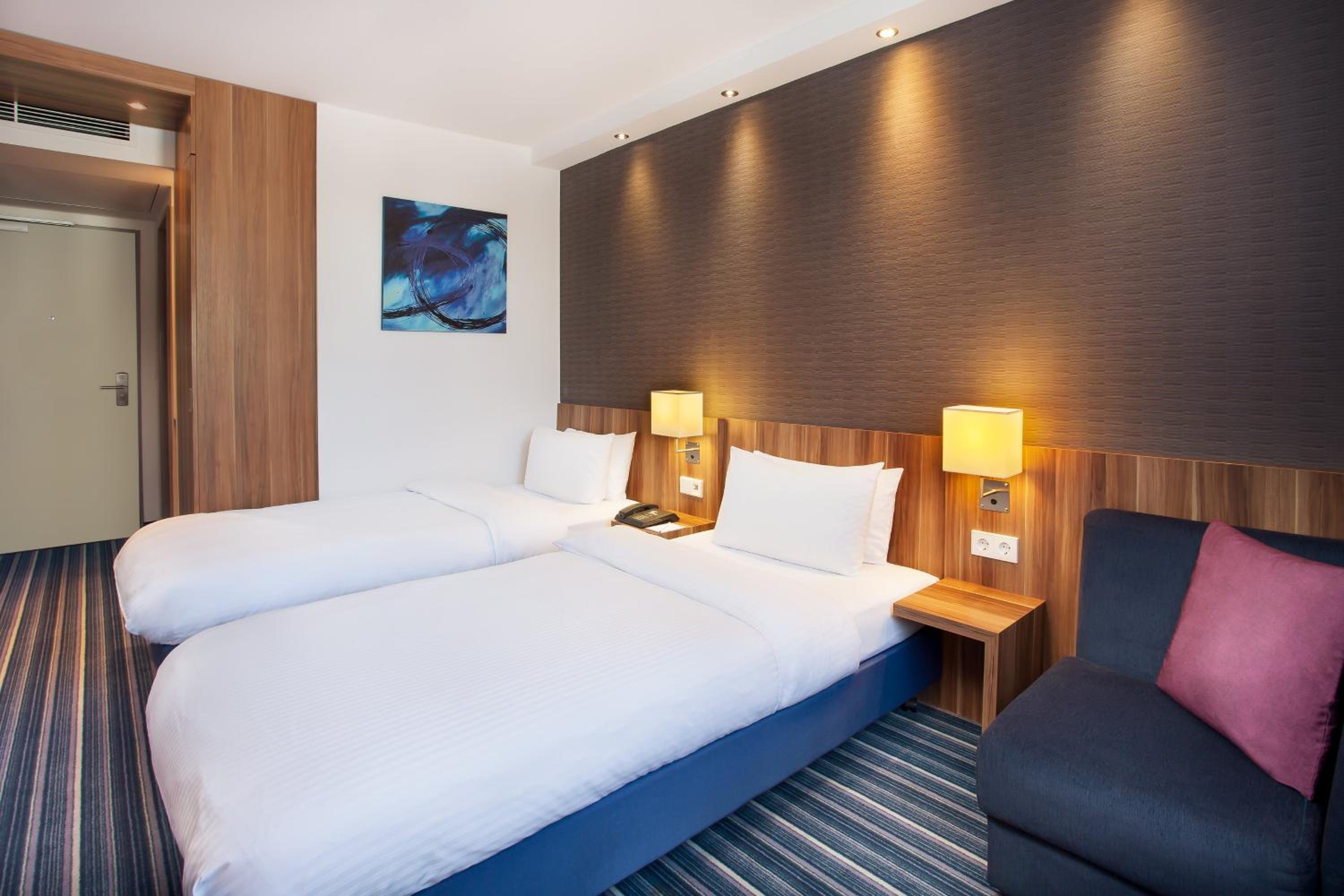 Standard Queen Room With Courtyard View