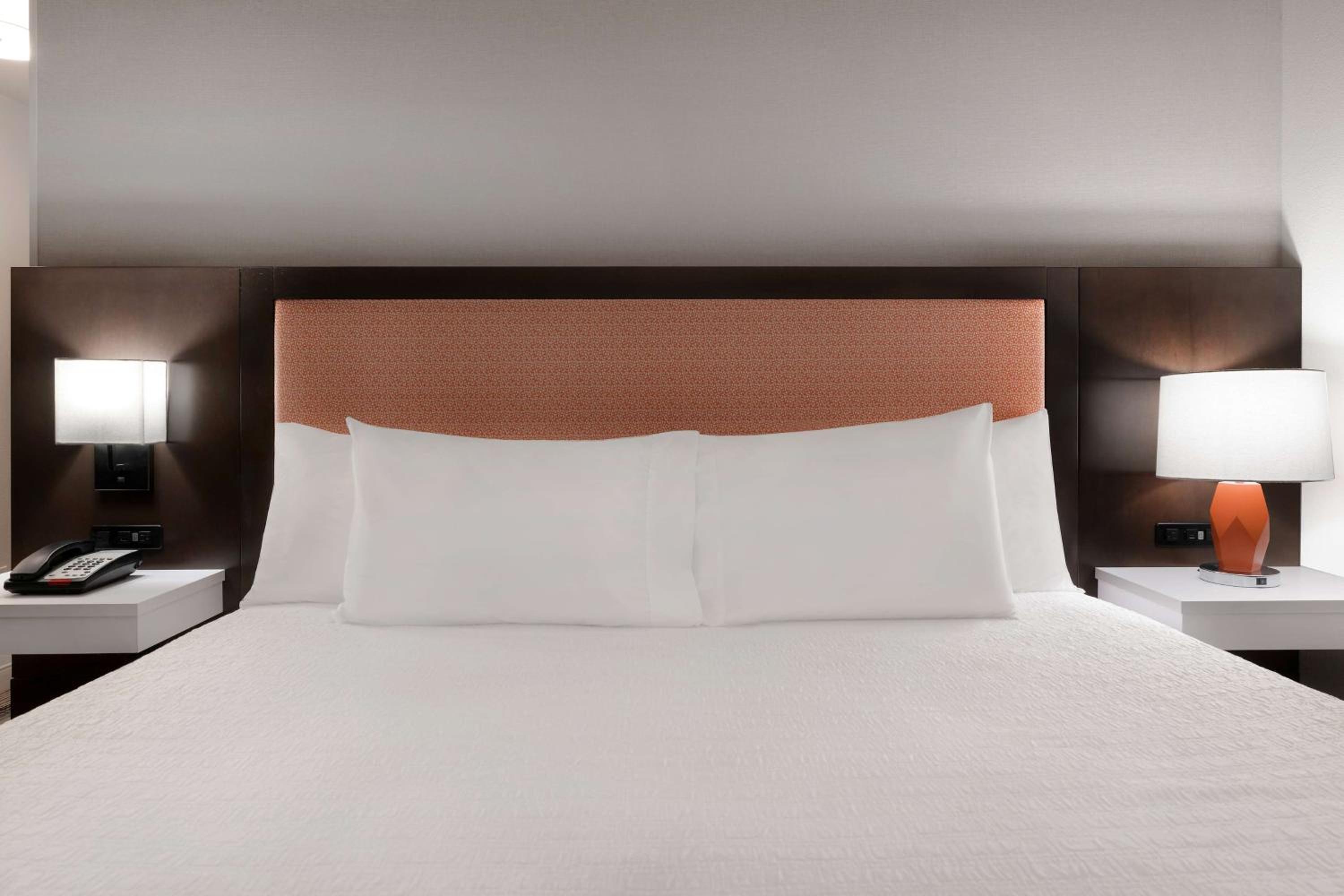 King Room with King Bed - Non-Smoking