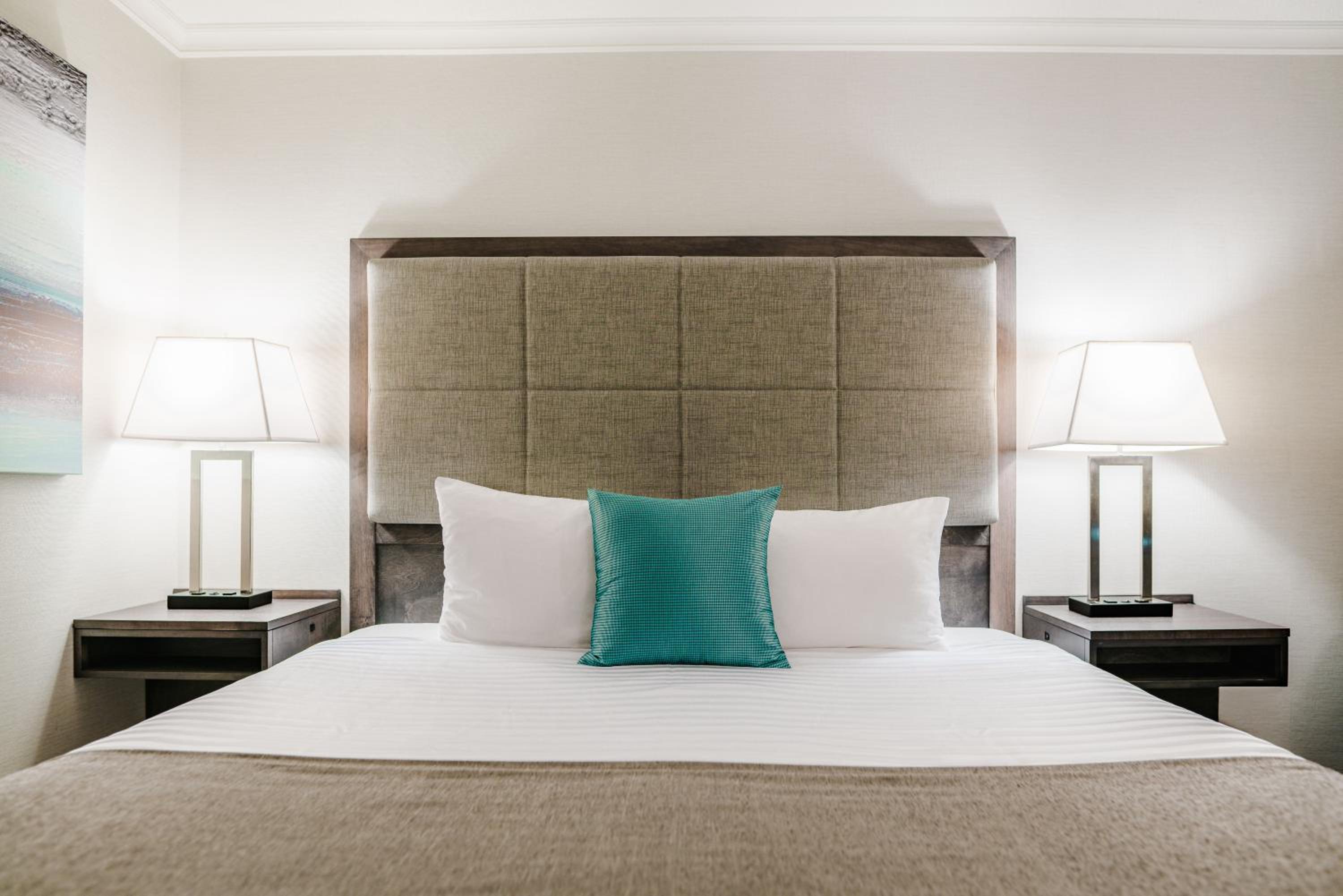 Business Queen Suite with separate living room and Sofa Bed - Non-Smoking