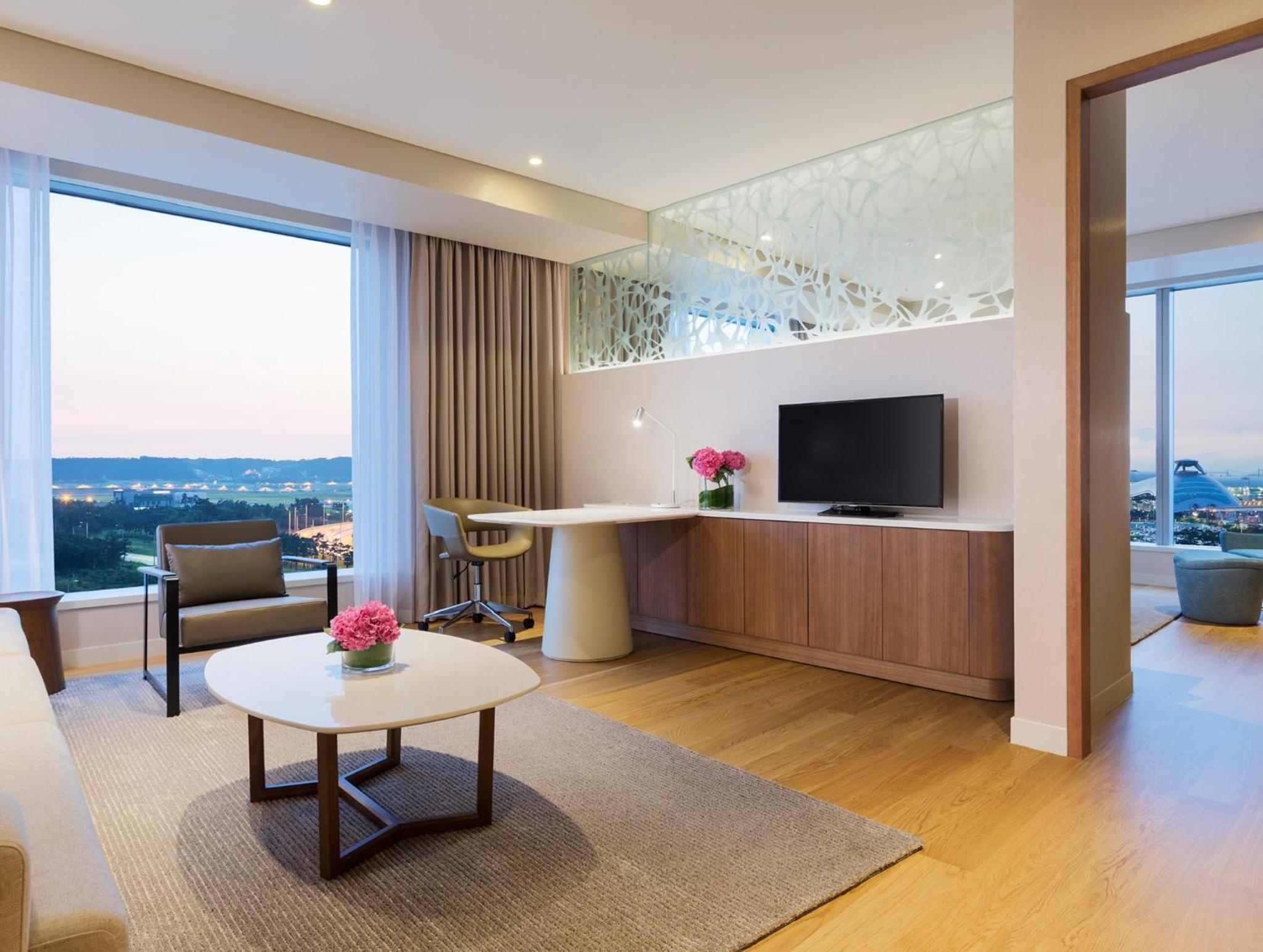 Grand Deluxe King Suite - West Tower