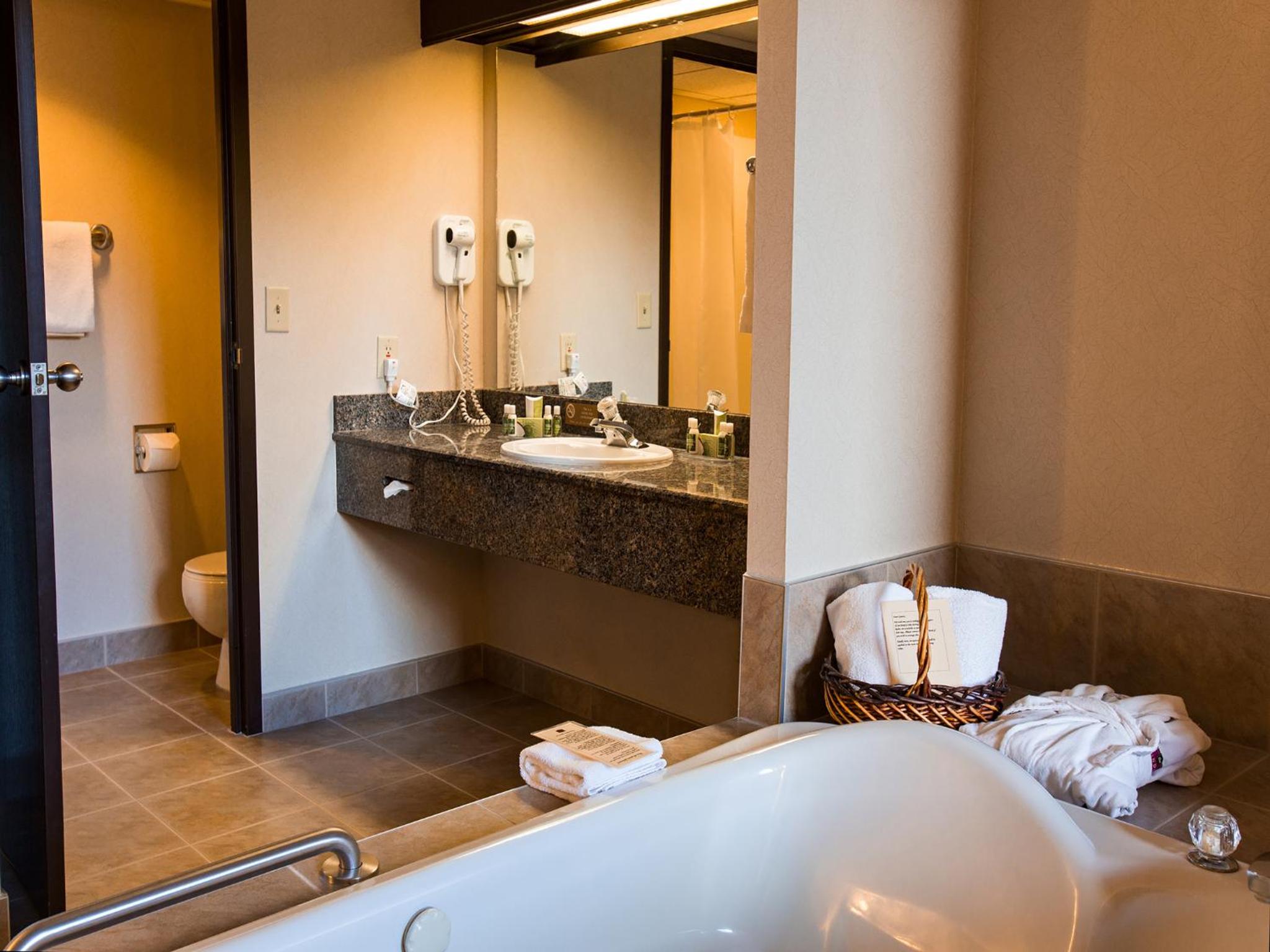 King Suite Jetted Tub