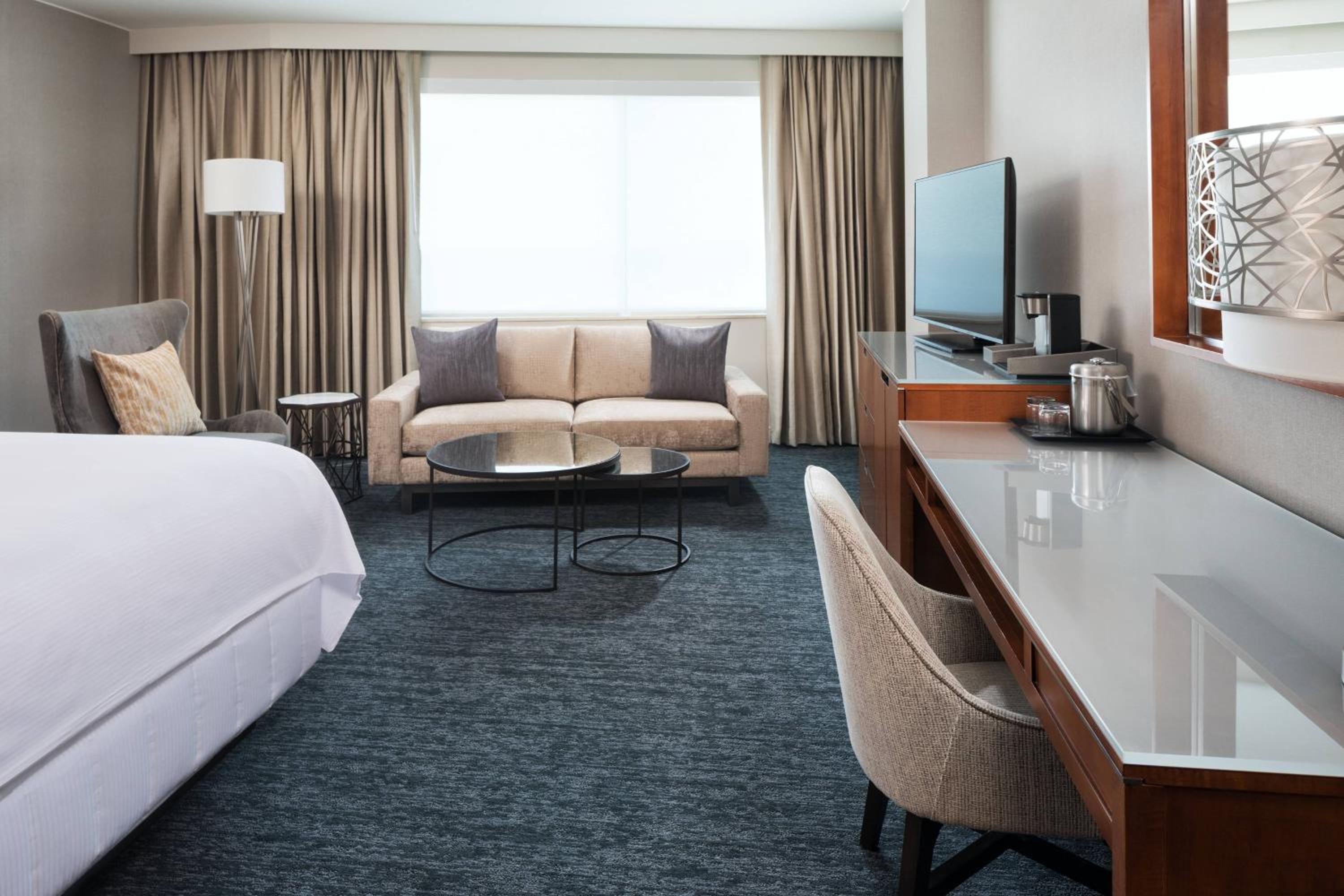 Club lounge access, Larger Guest room, 1 King, Corner room