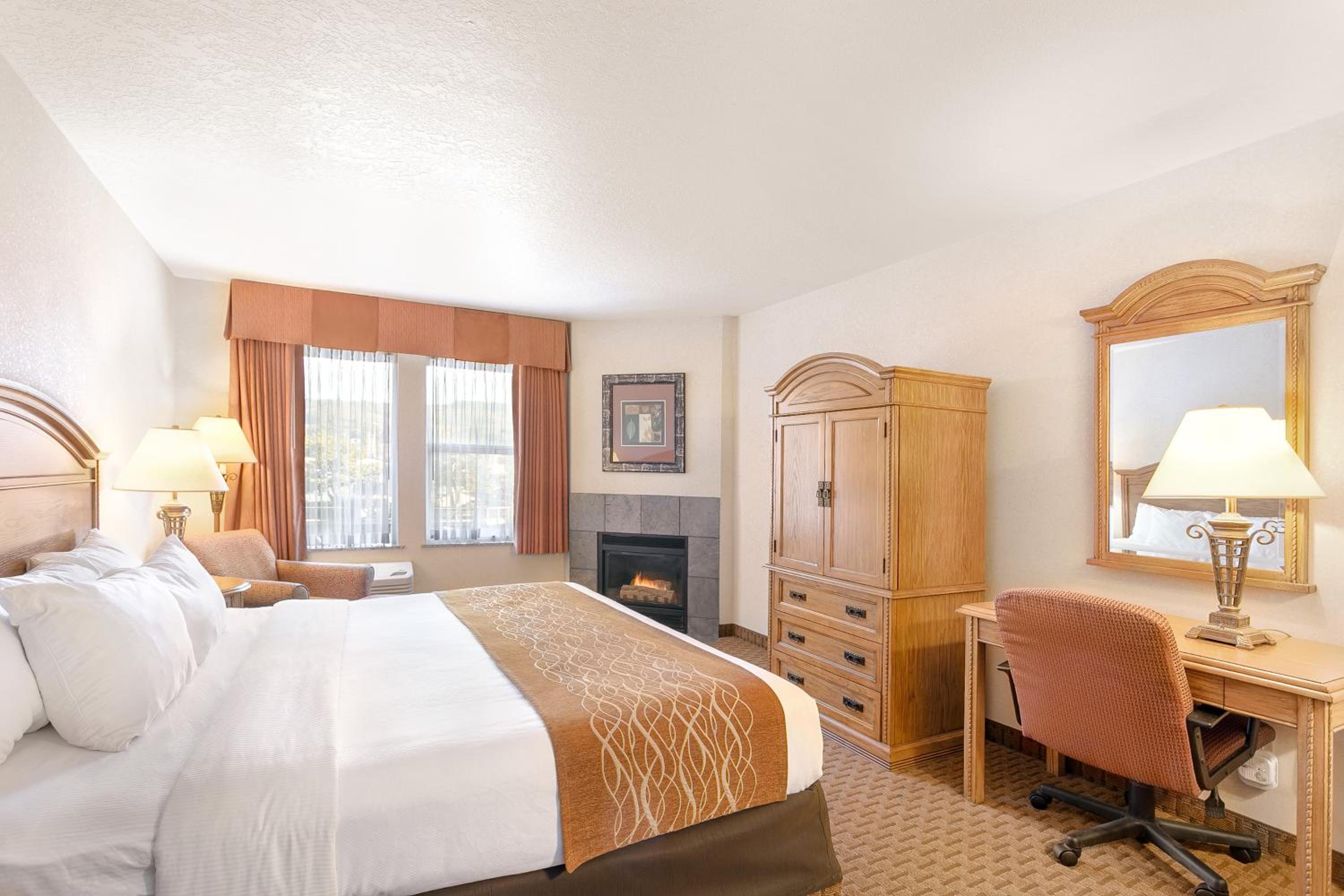 Superior King Room with Fireplace - Non-Smoking