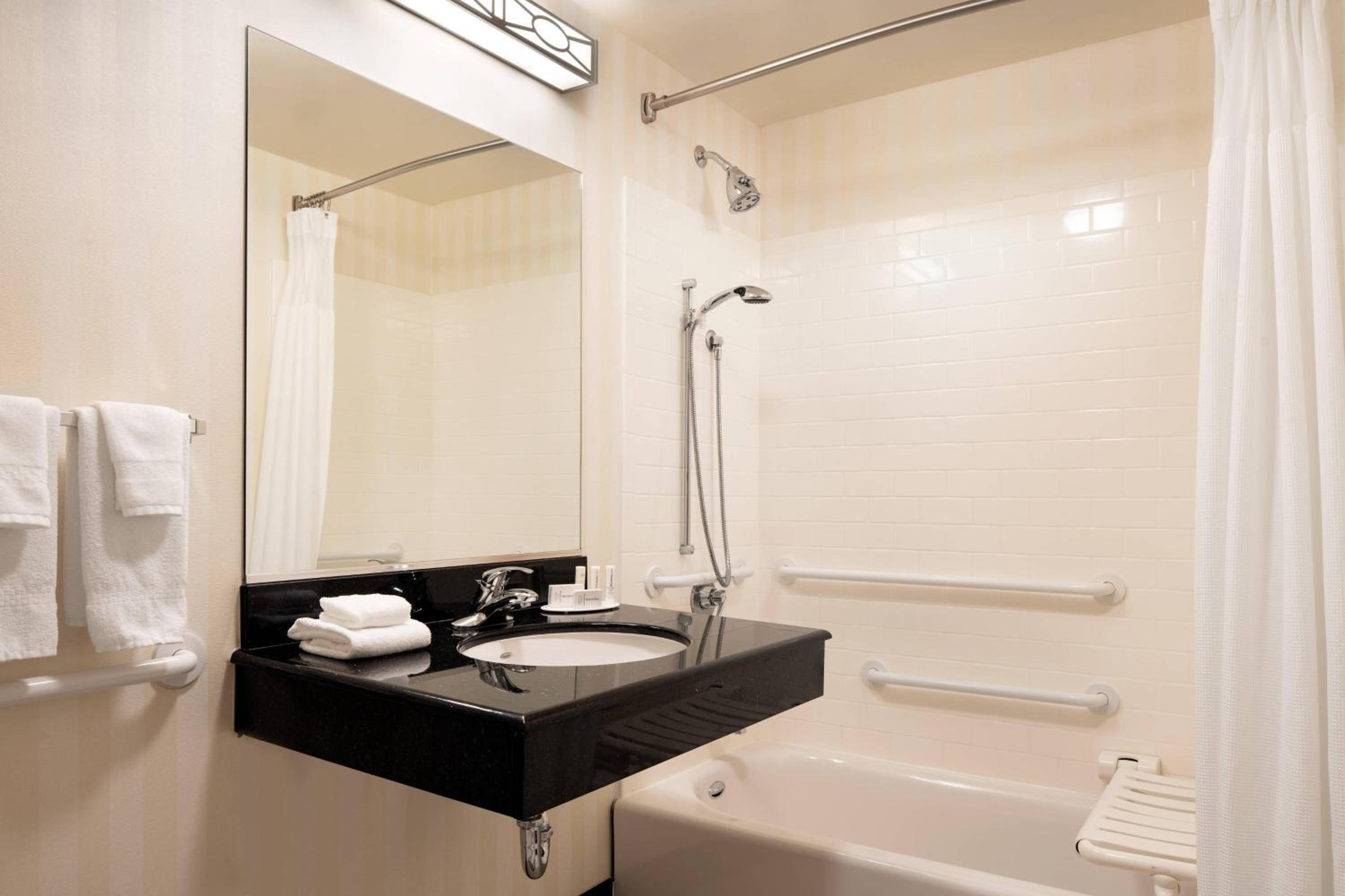 King Studio with Sofa Bed and Adapted Tub - Mobility and Hearing Accessible