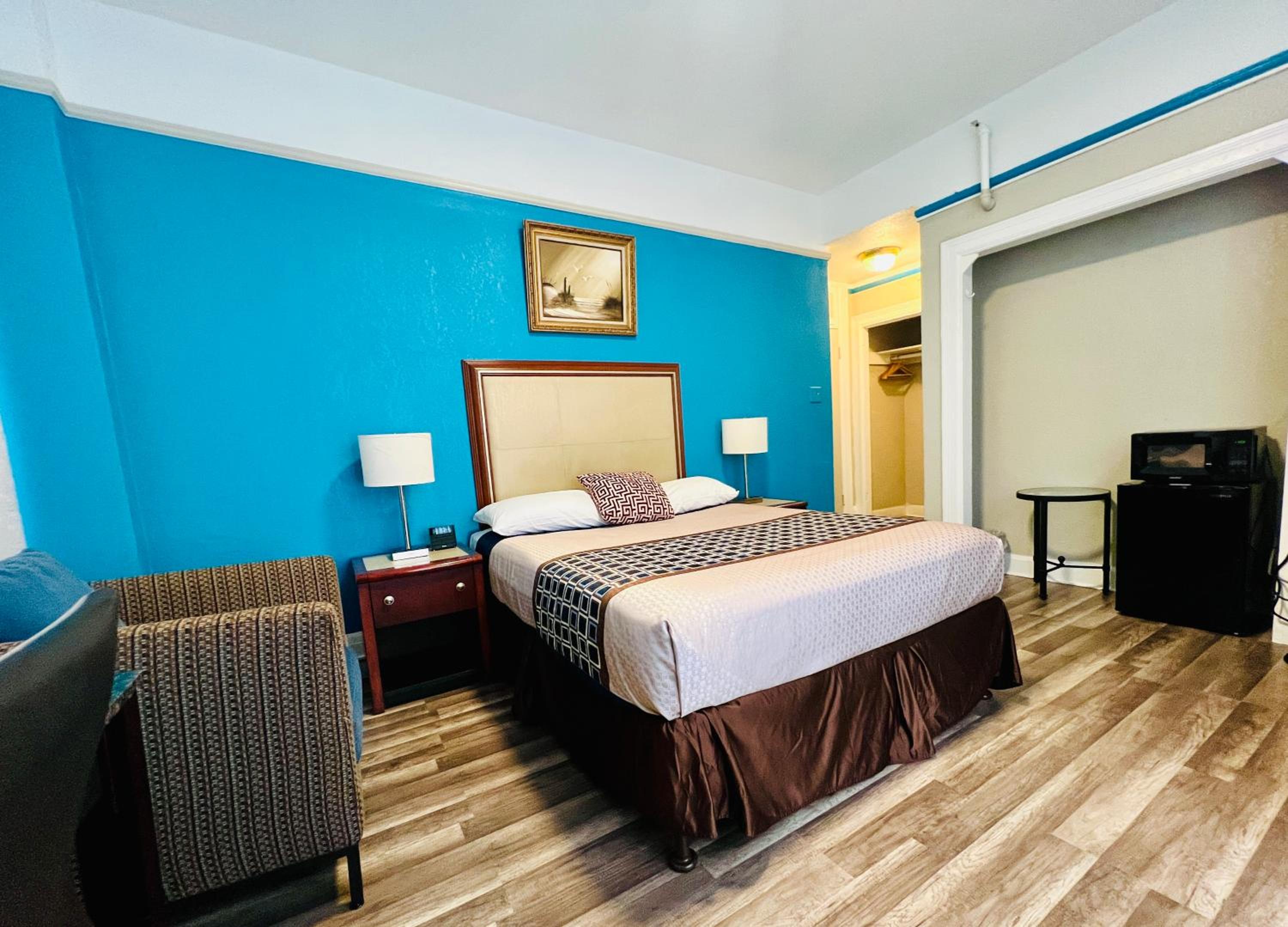 Queen Room with Private Bathroom