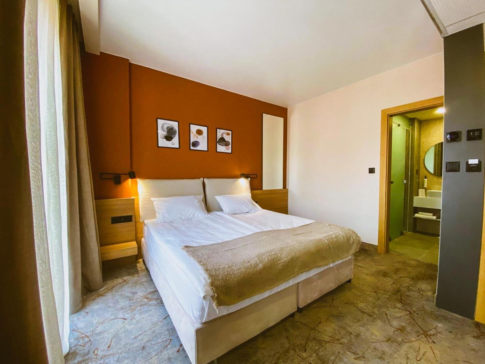 Deluxe Queen Room