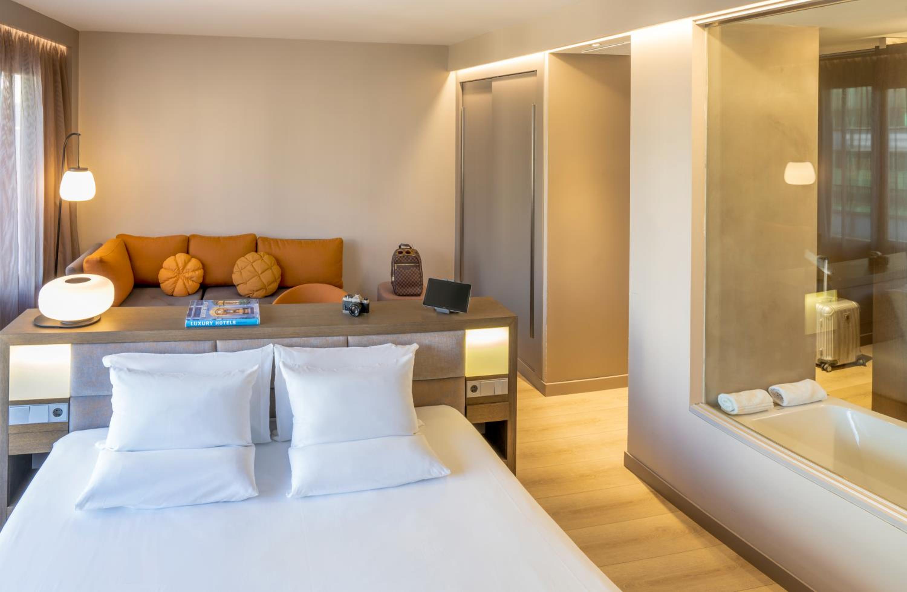 Junior Queen Suite - Plaza Building