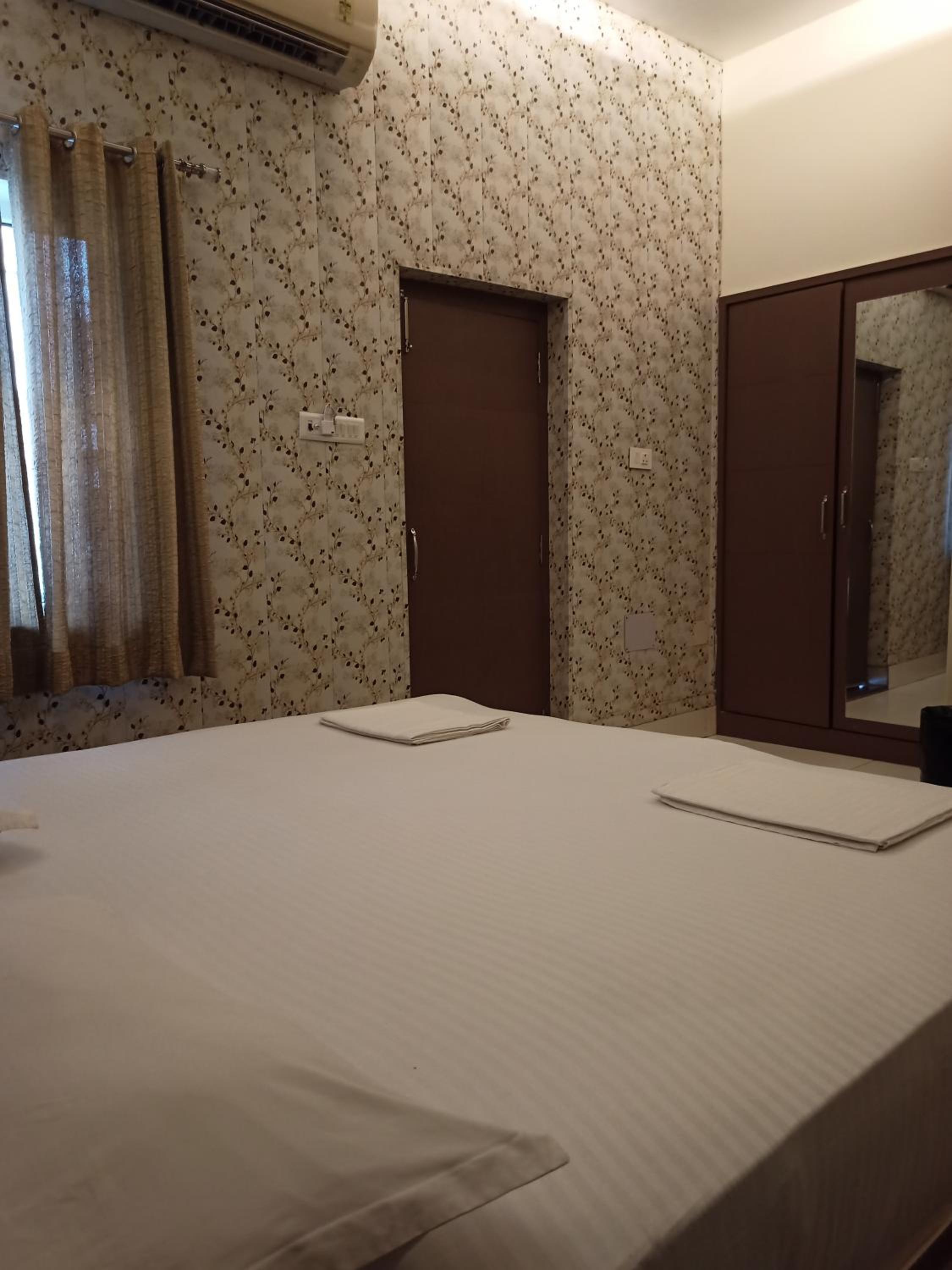 Deluxe Double Room (Includes Ganga Aarti And Darshan Assistance To Kashi Vishwanath Temple)