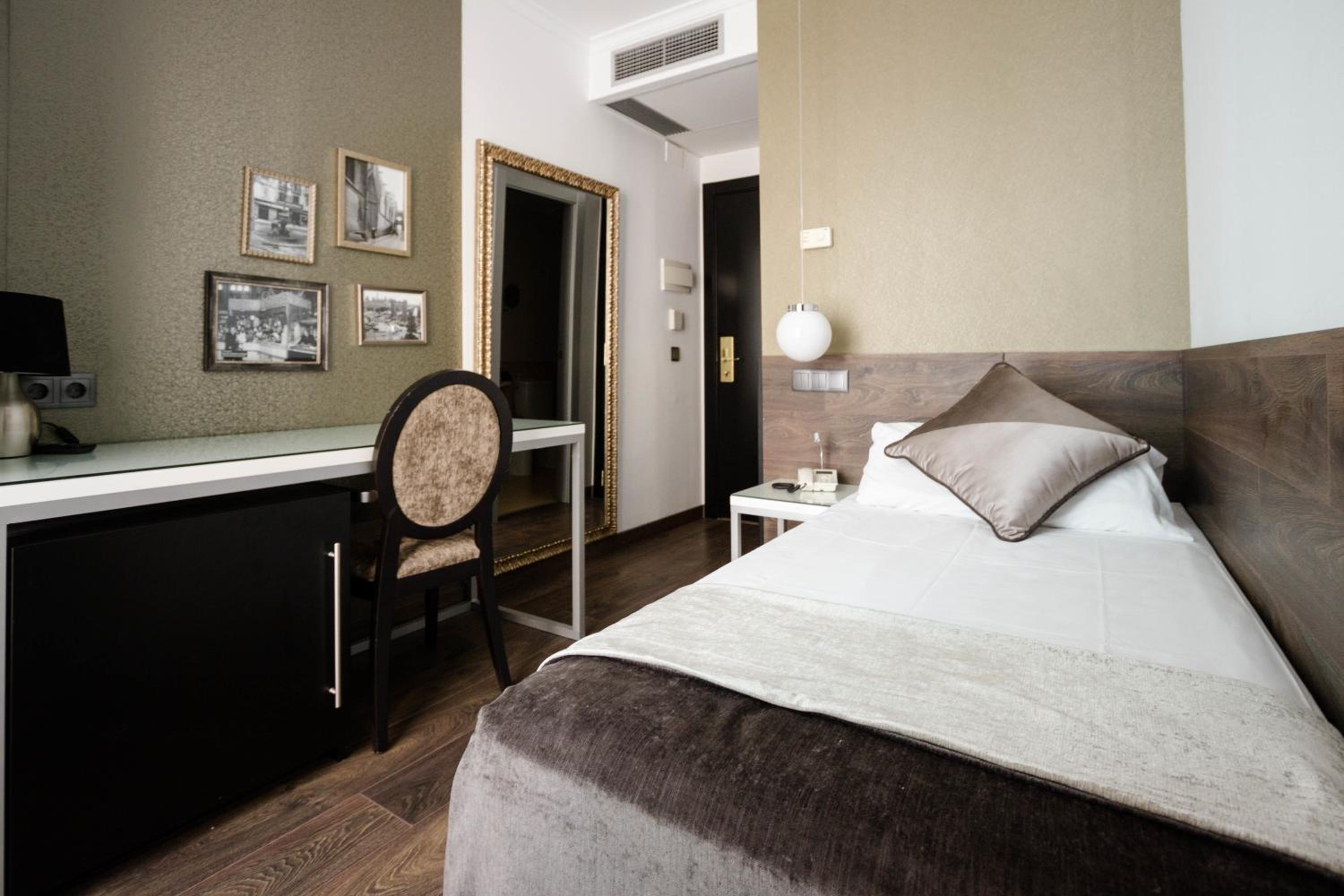 Standard Single Room with Street View