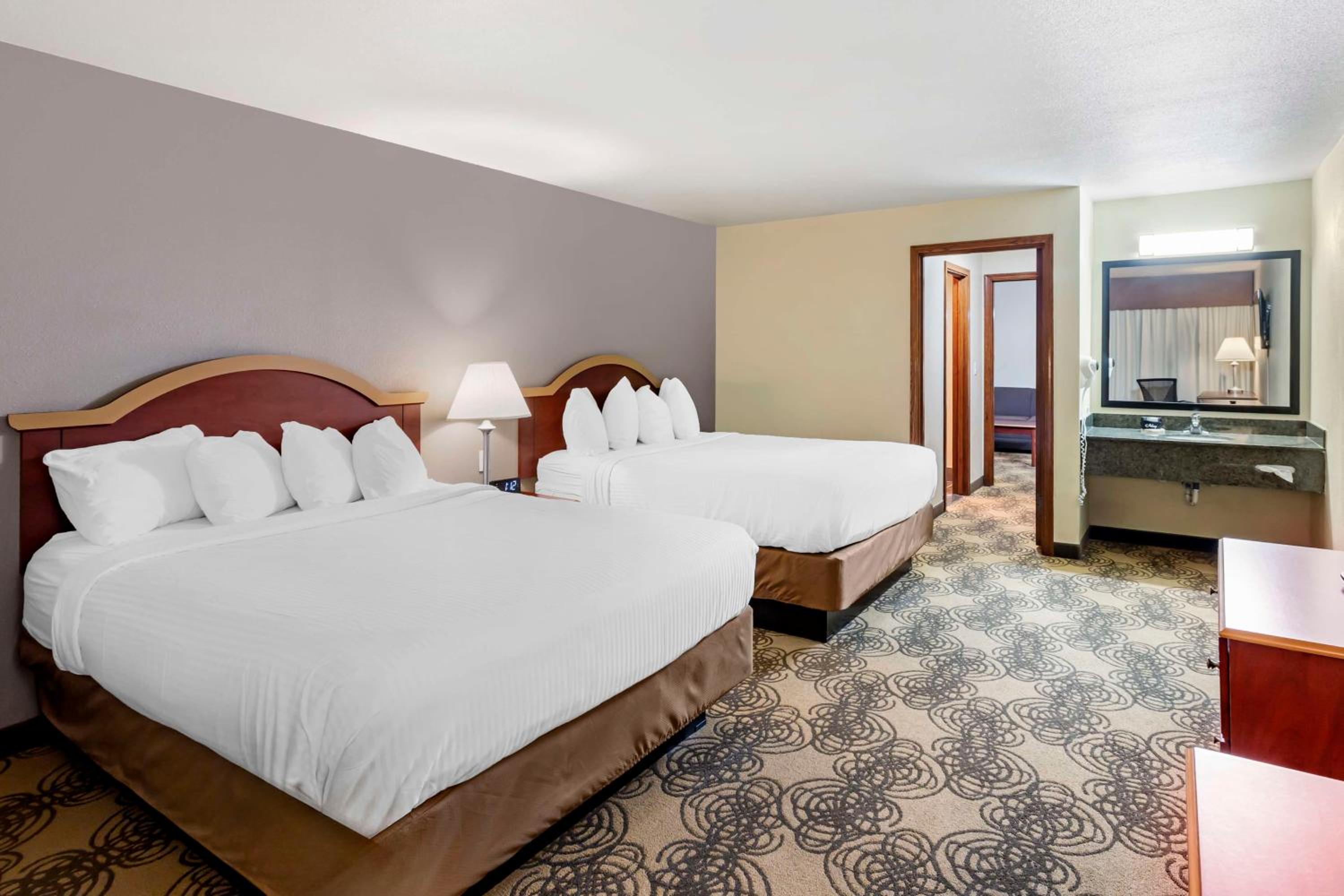 One-Bedroom Queen Suite with Two Queen Beds and Sofa Bed - Kitchen/Non-Smoking