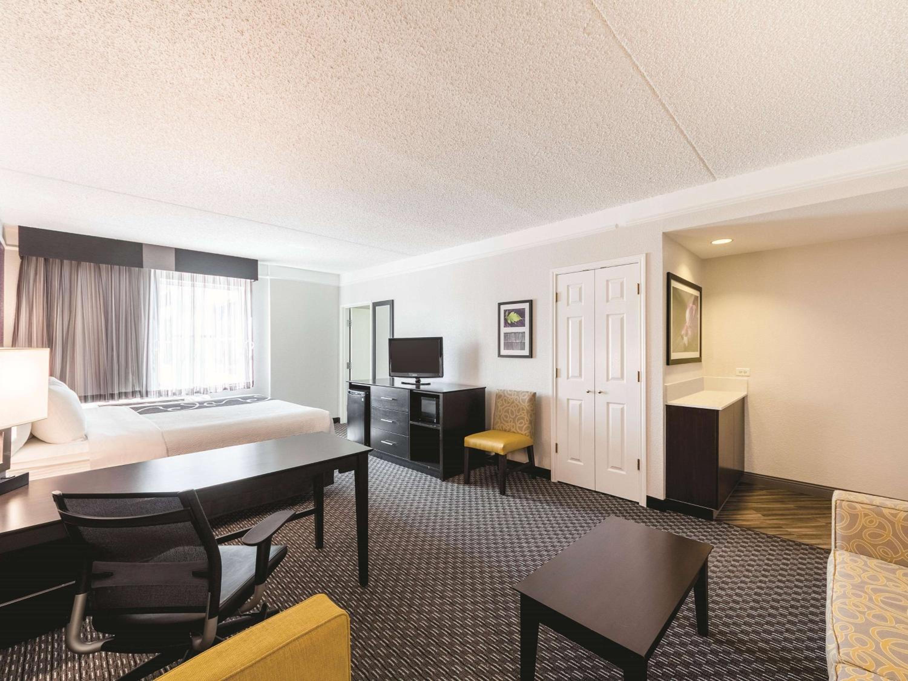 King Room with Bath Tub - Mobility/Hearing Accessible - Non-Smoking