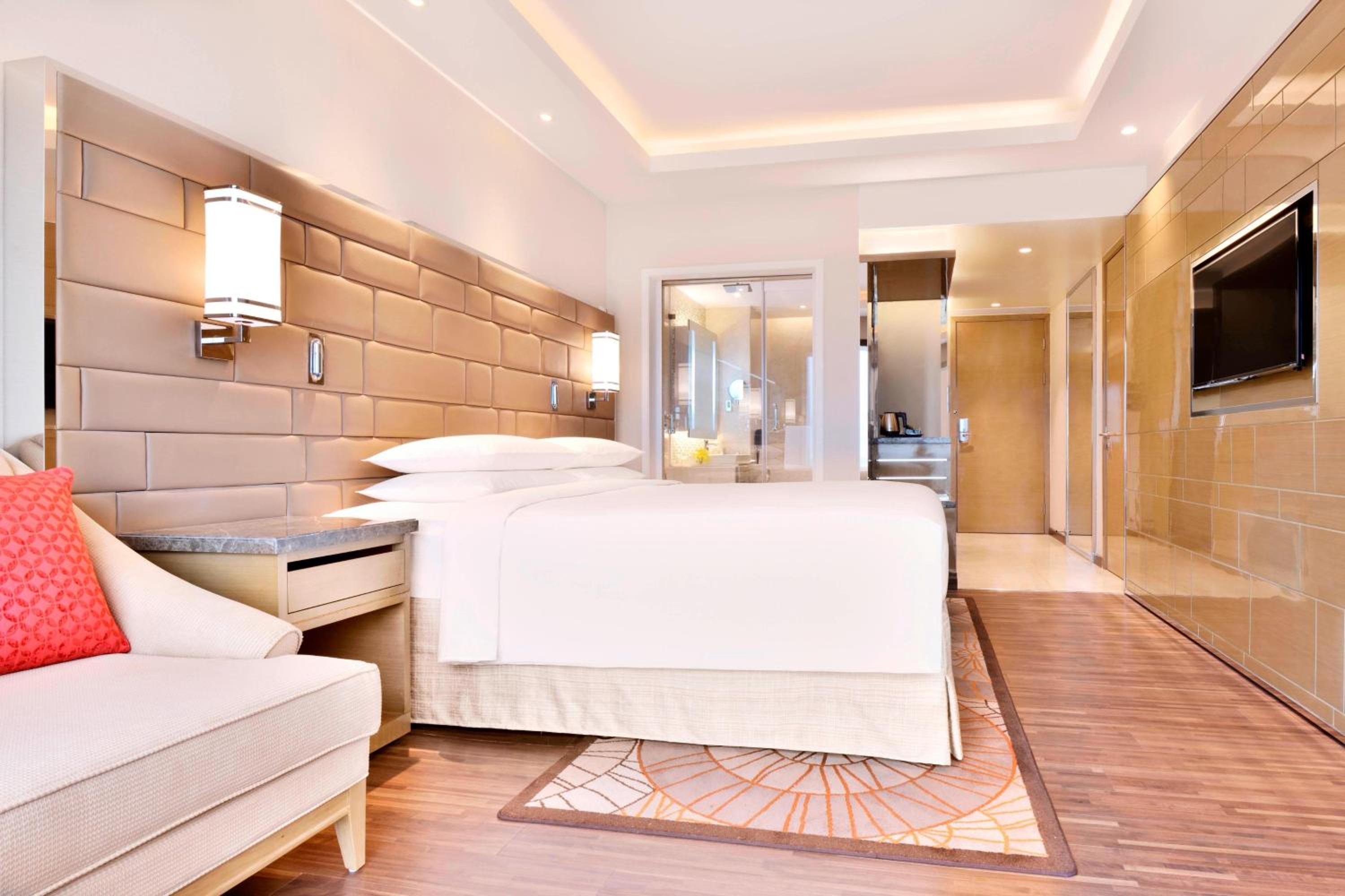 Deluxe King Room with City View