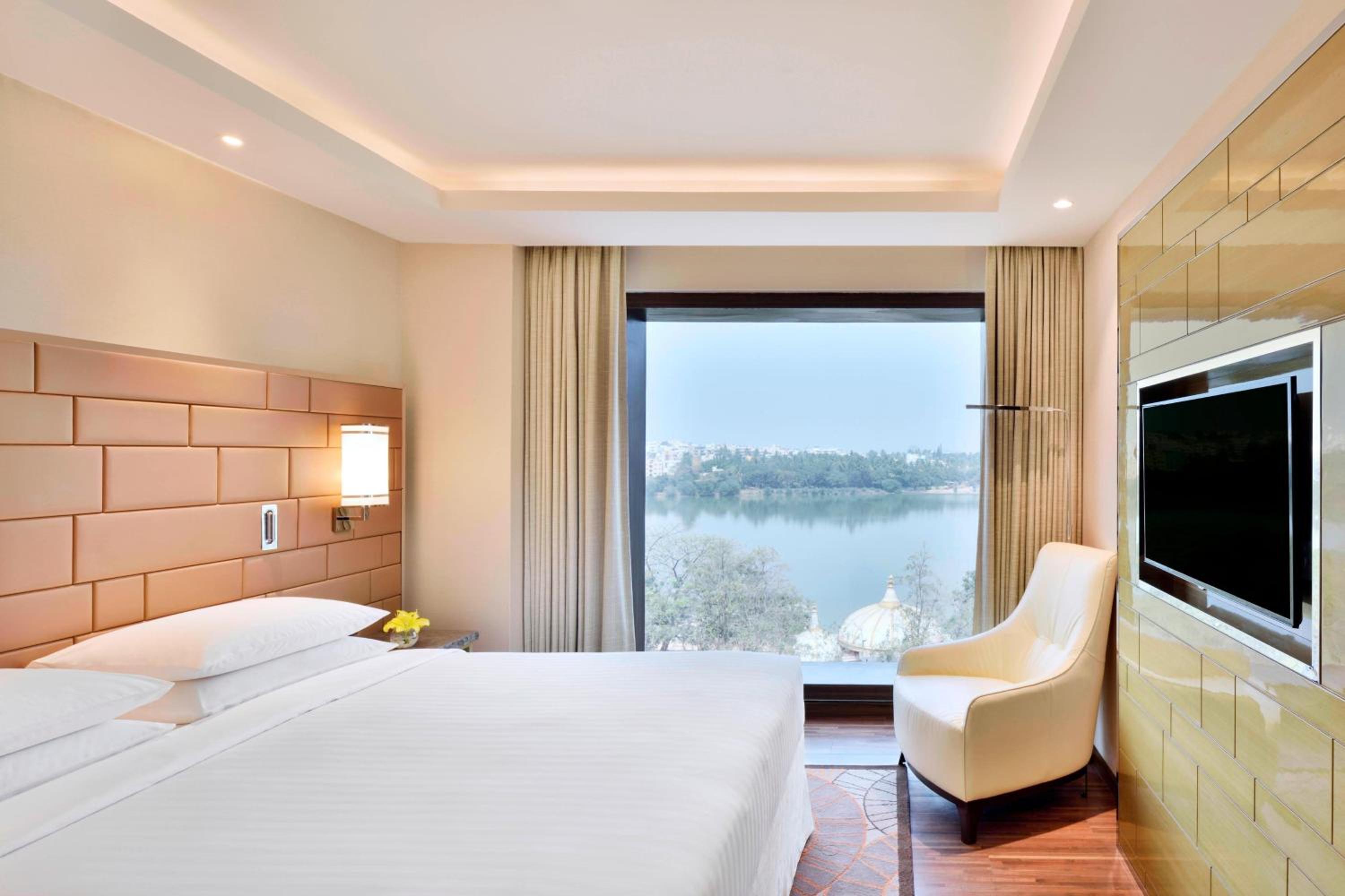Junior King Suite with Lake View and Lounge Access