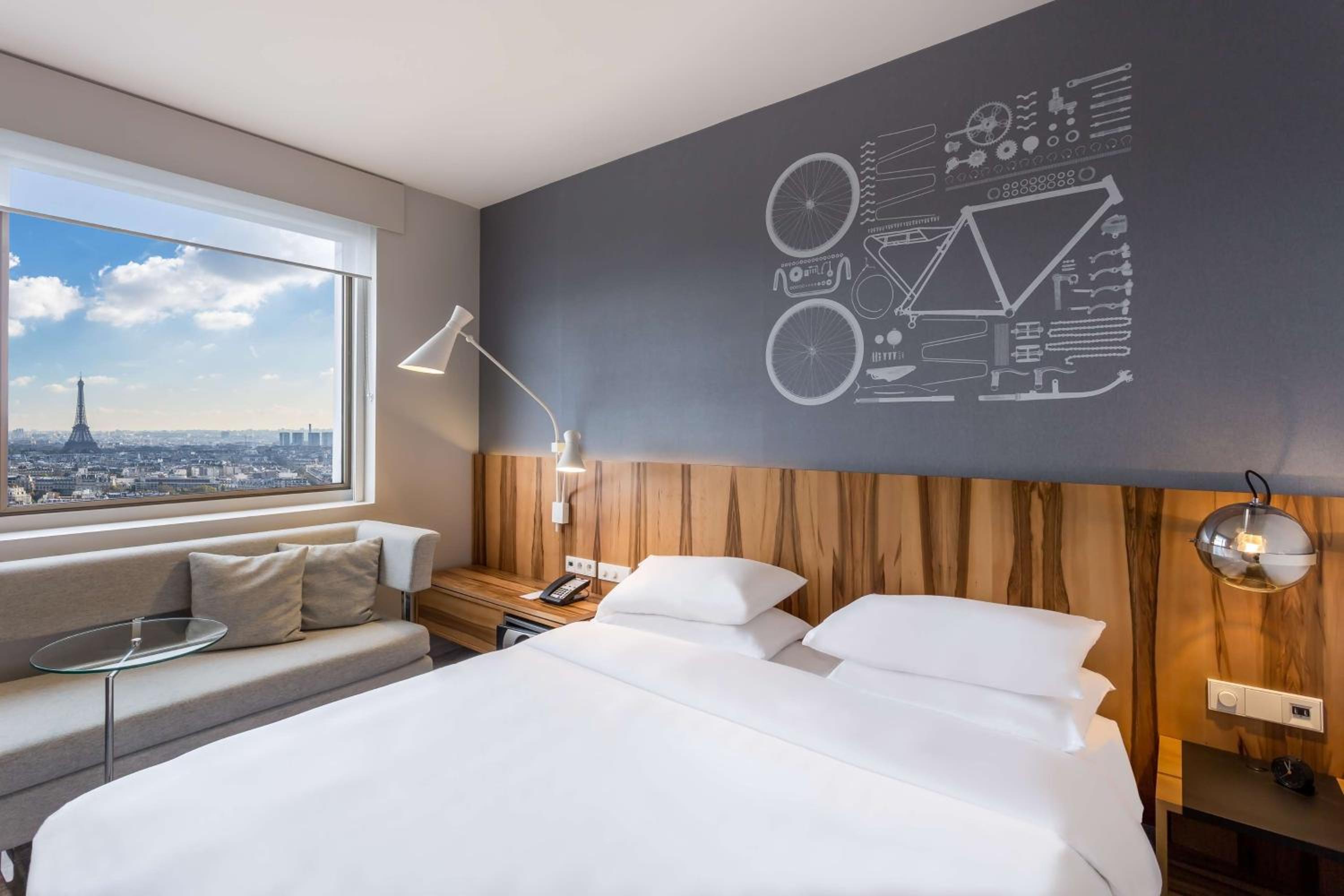 Deluxe King Room with Eiffel Tower View
