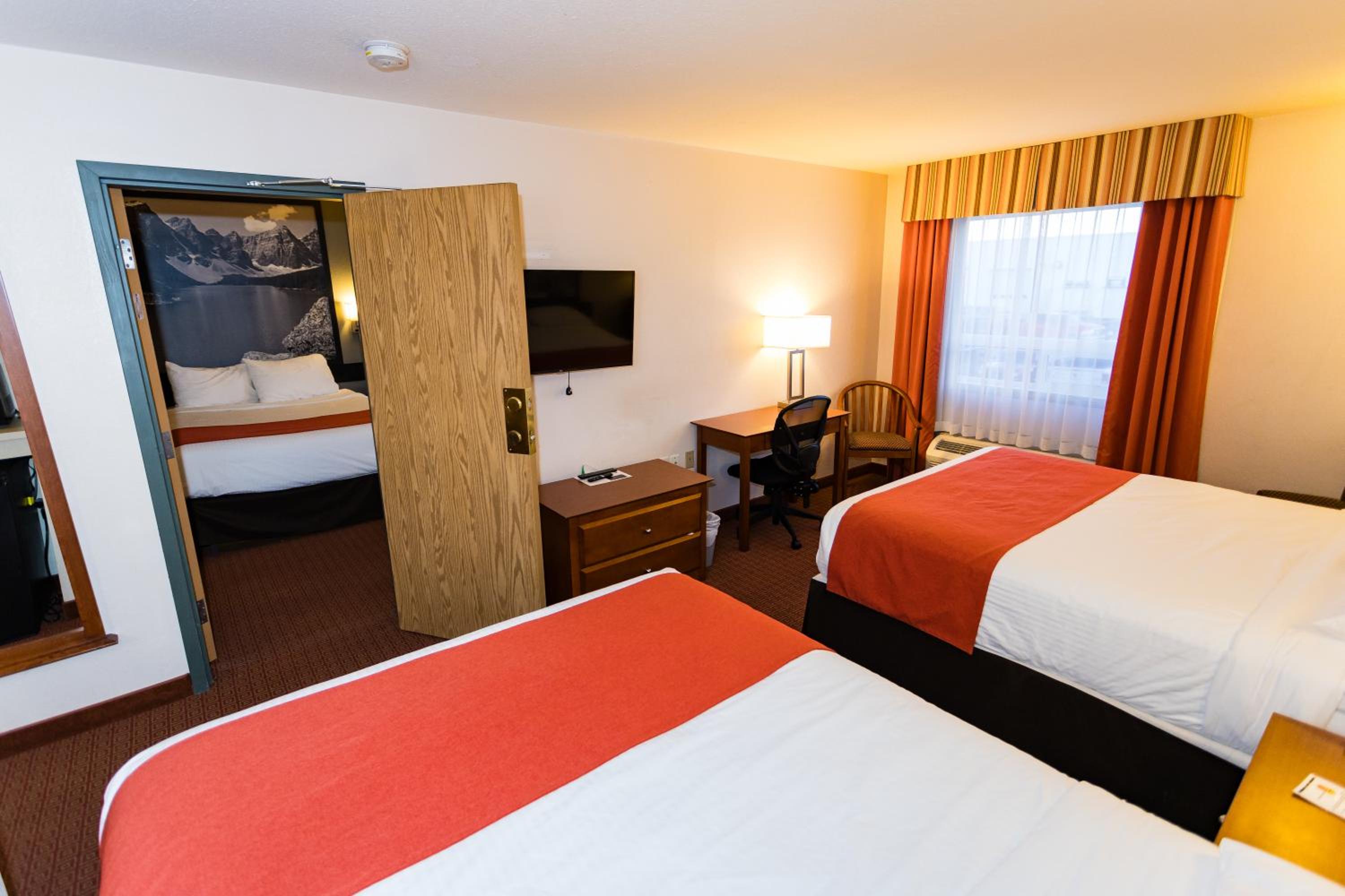 Queen Room with Sofa Bed - Non-Smoking