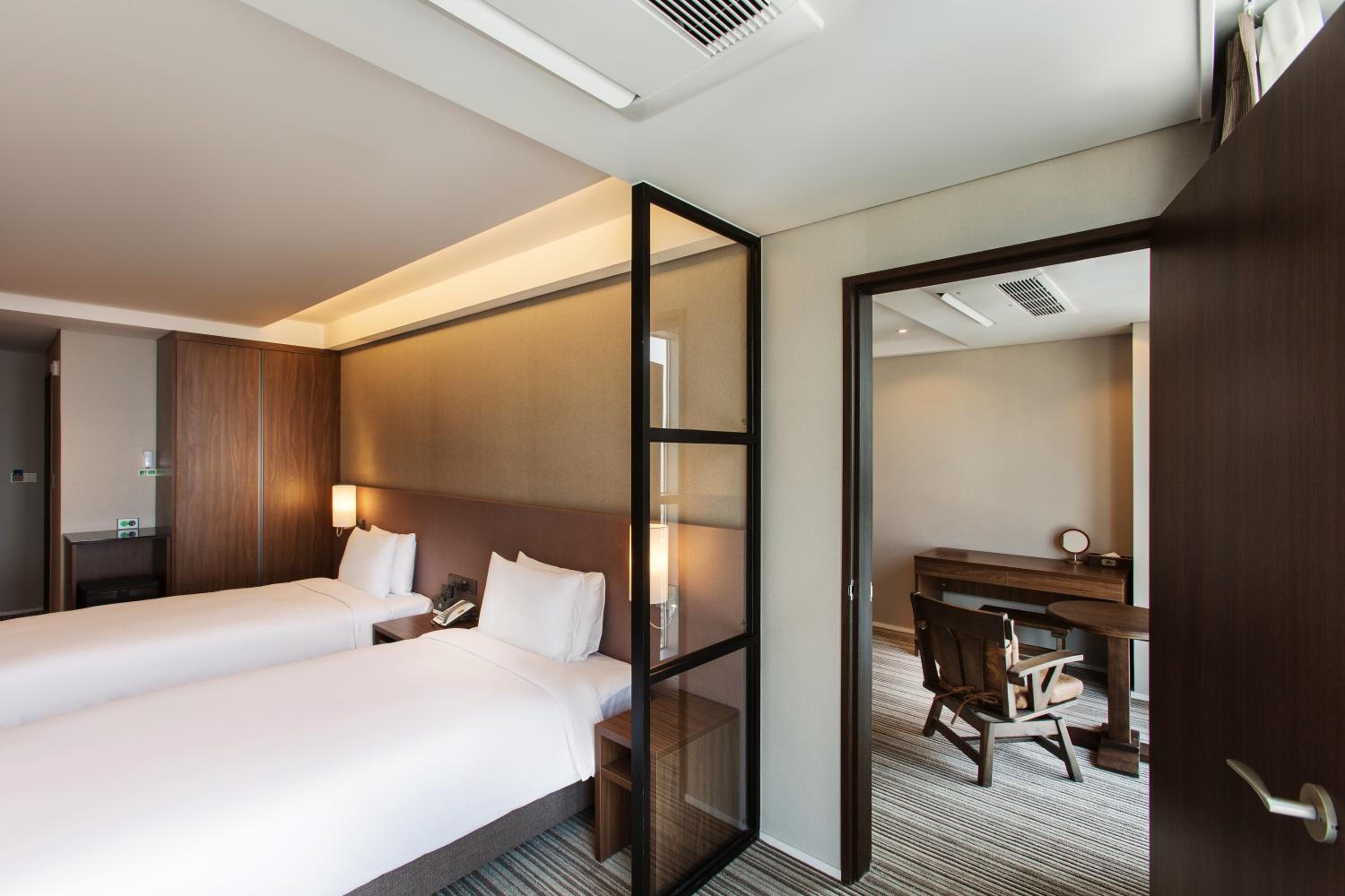 Deluxe Connecting Room with Half Harbor View