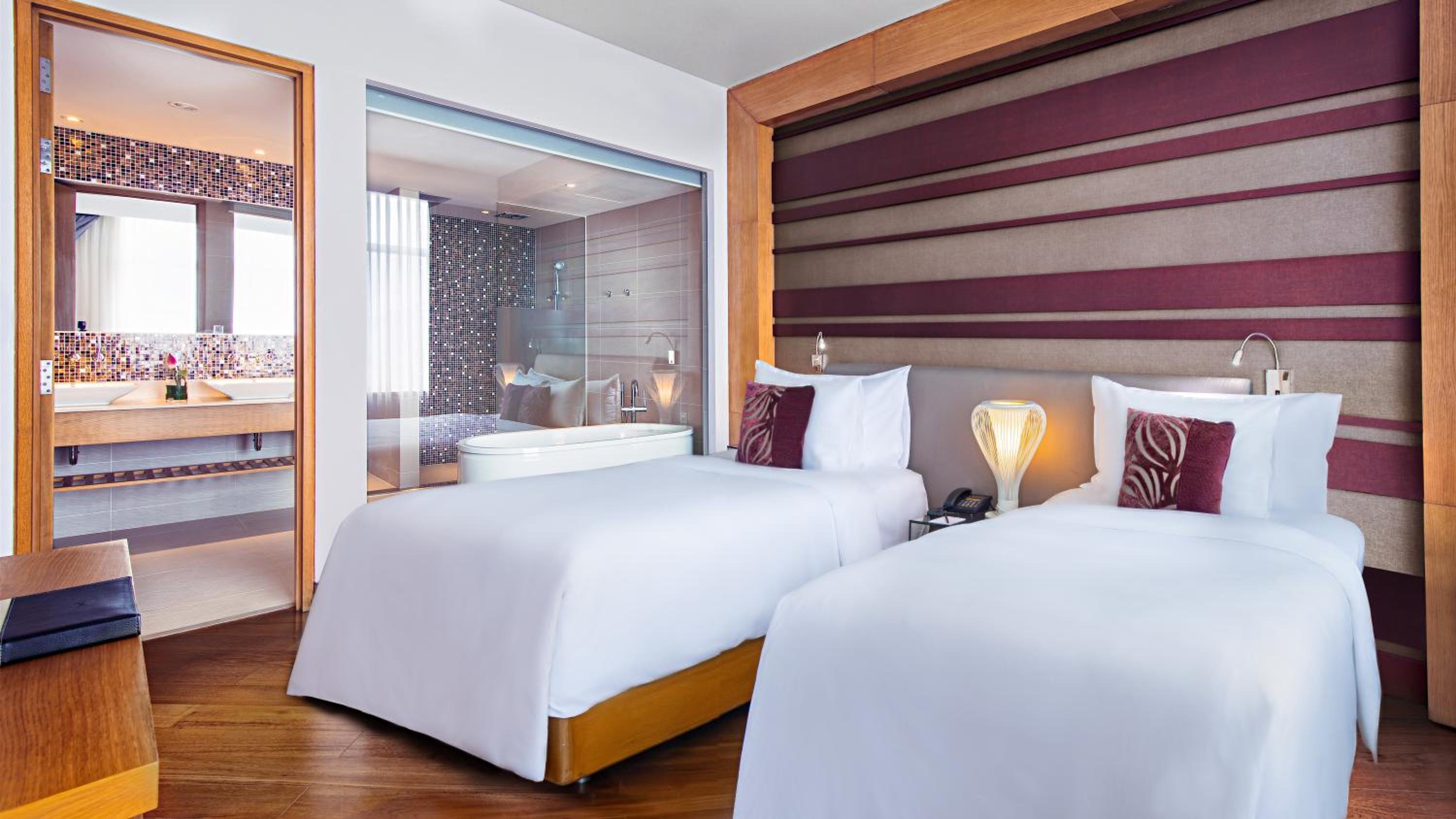 Executive Twin Suite with River View and Lounge Access - High Floor