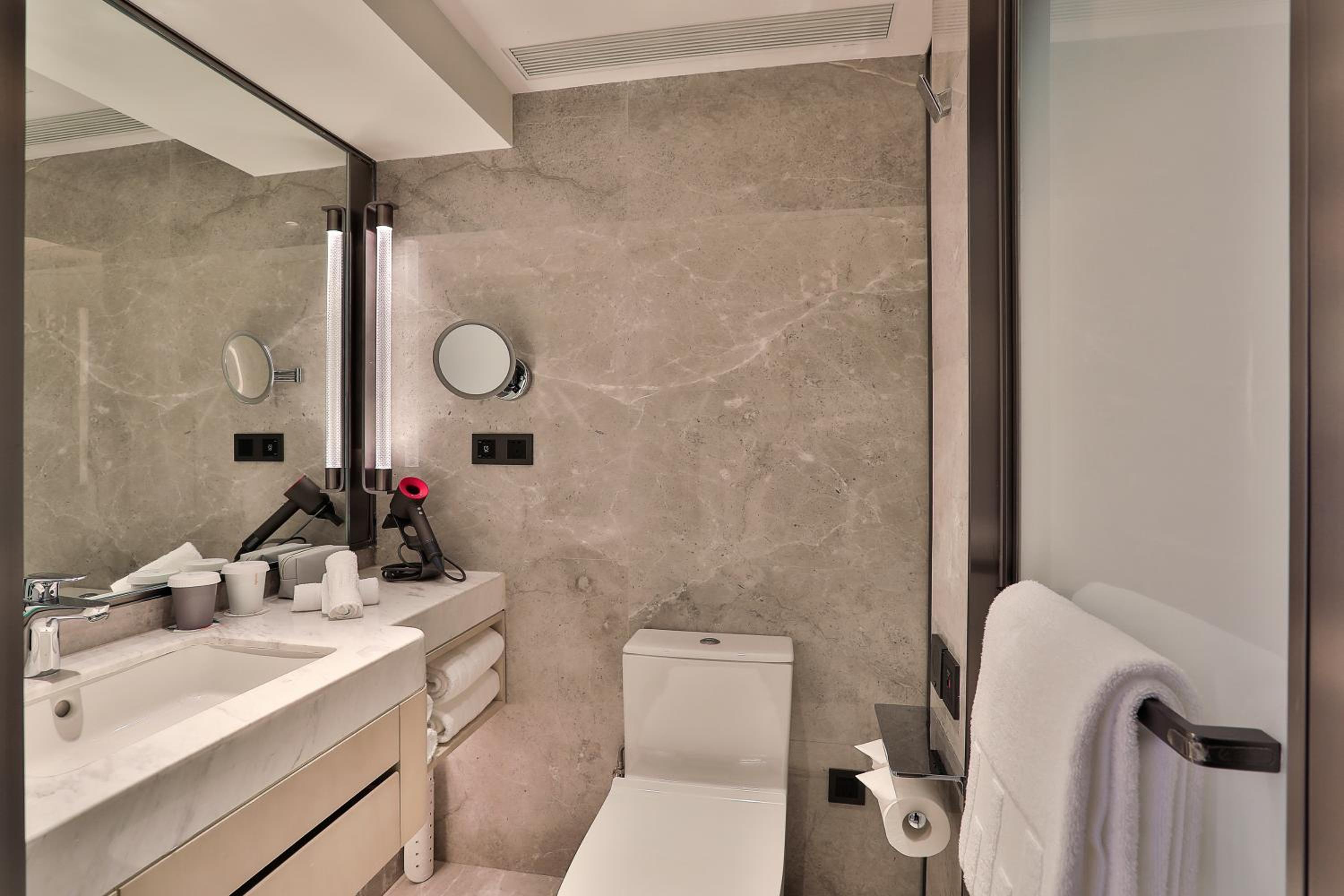 Business Queen Room