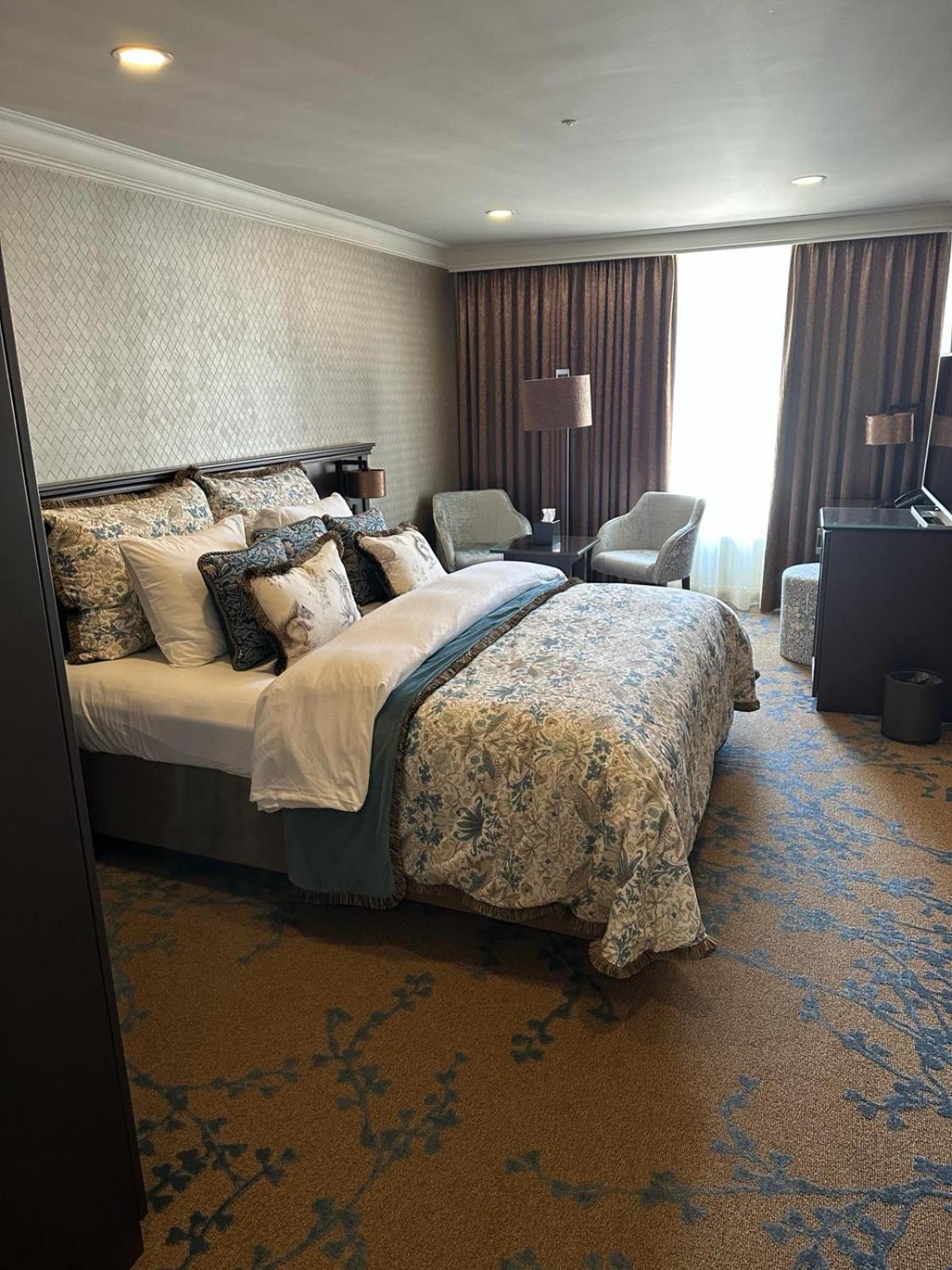 Small Deluxe Queen Room