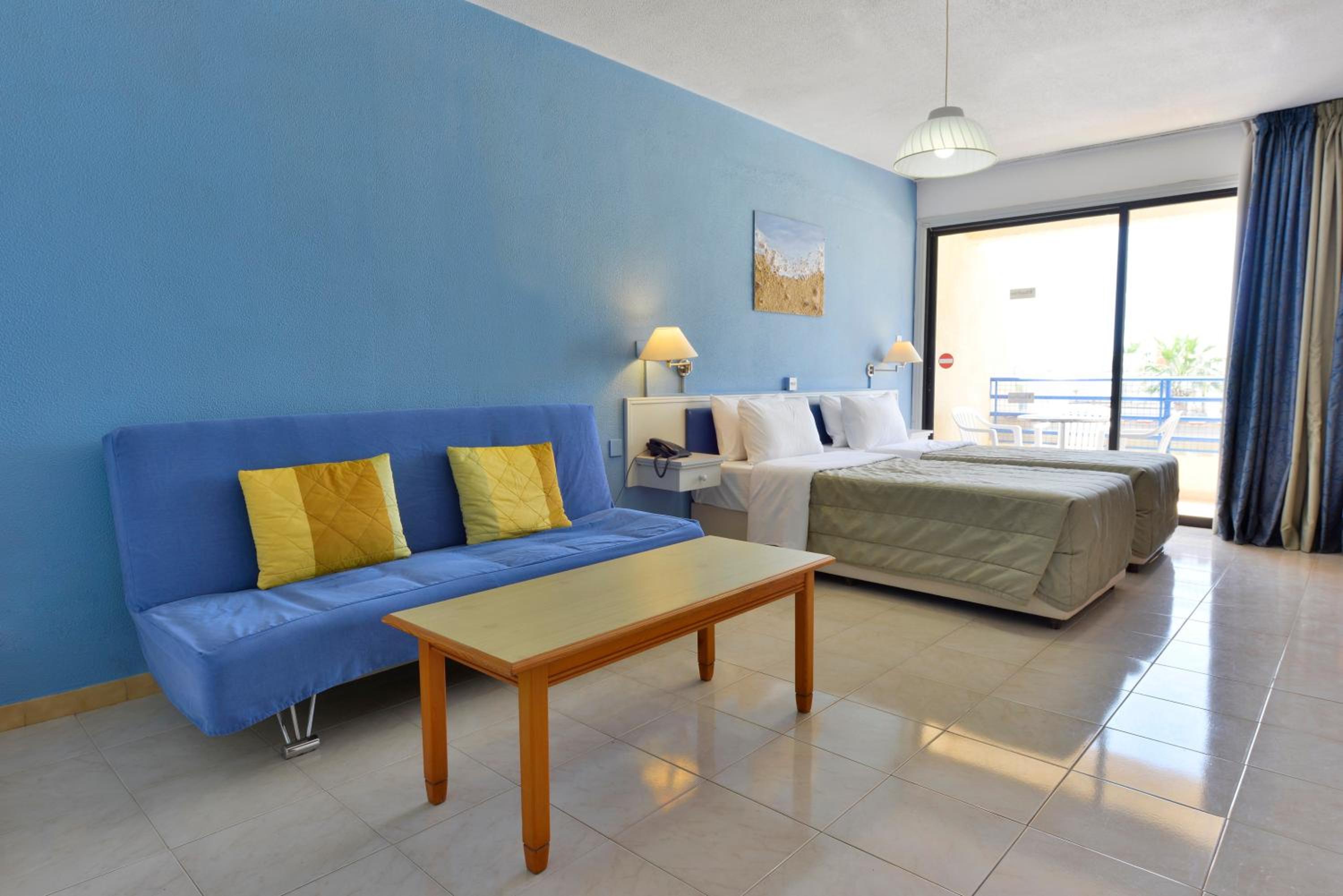 Apartment with Pool View 