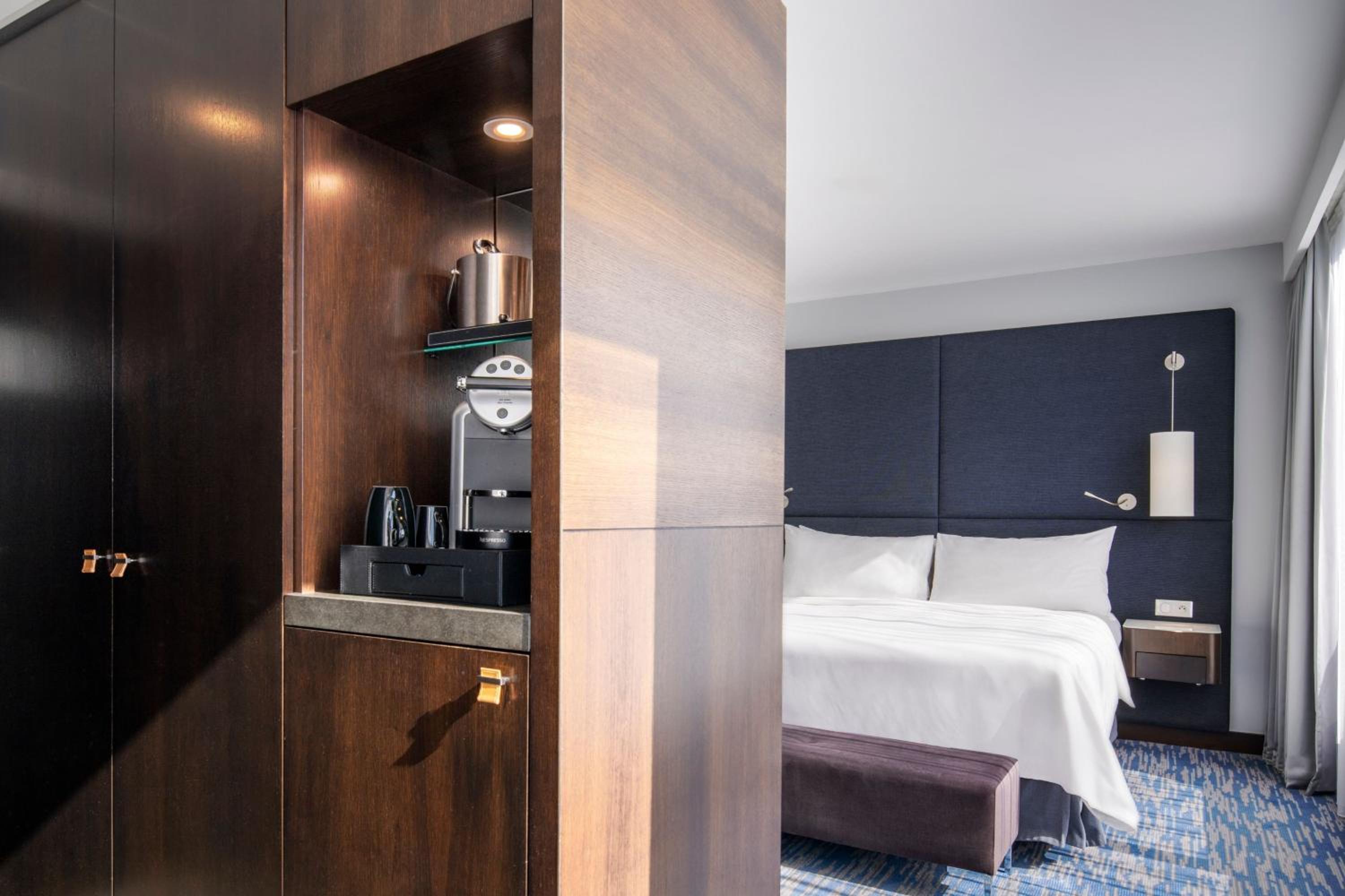 Paris Sky View Terrace Room with Breakfast and Eiffel Tower View