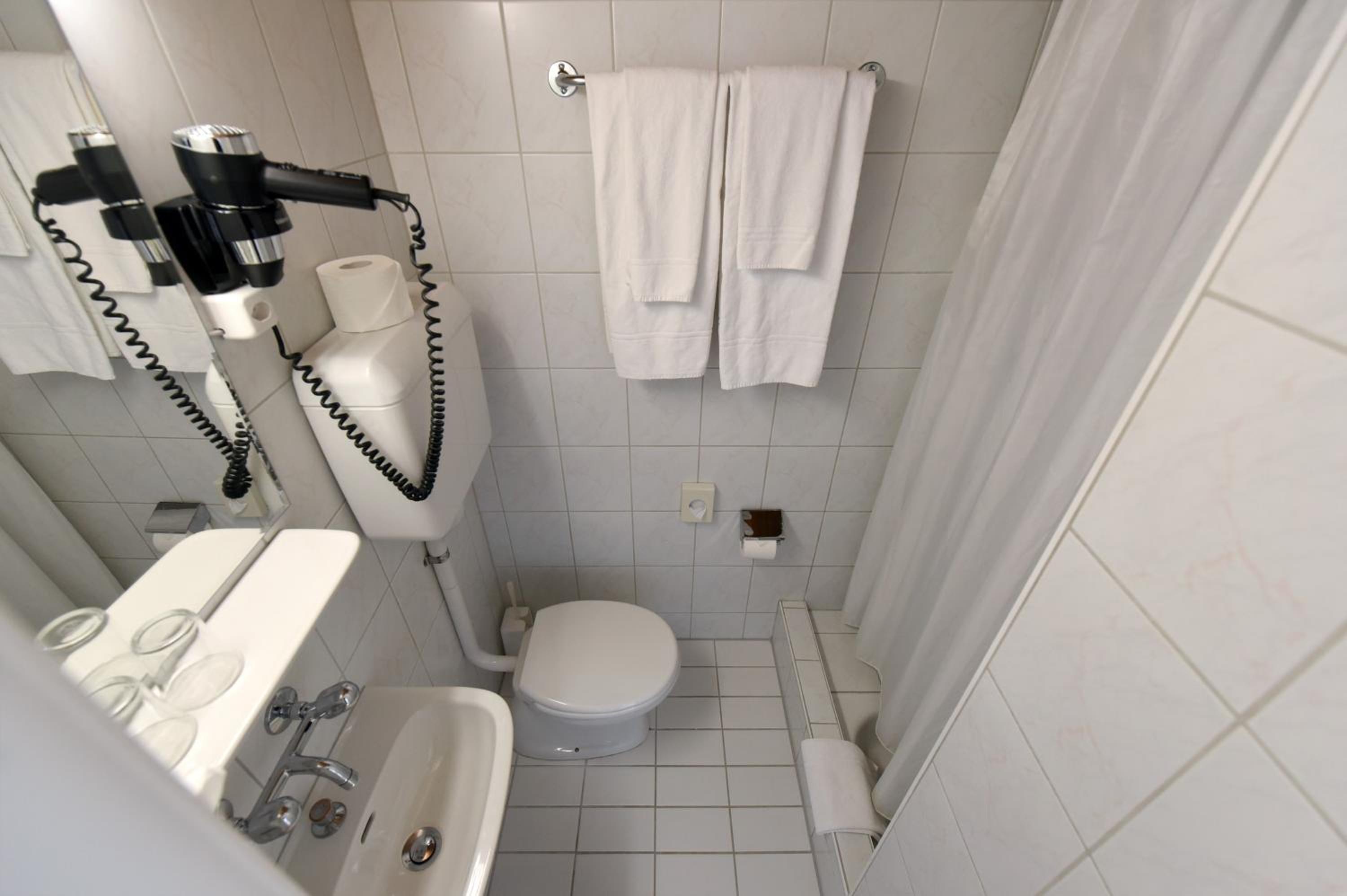 Economy Twin Room with Private External Bathroom