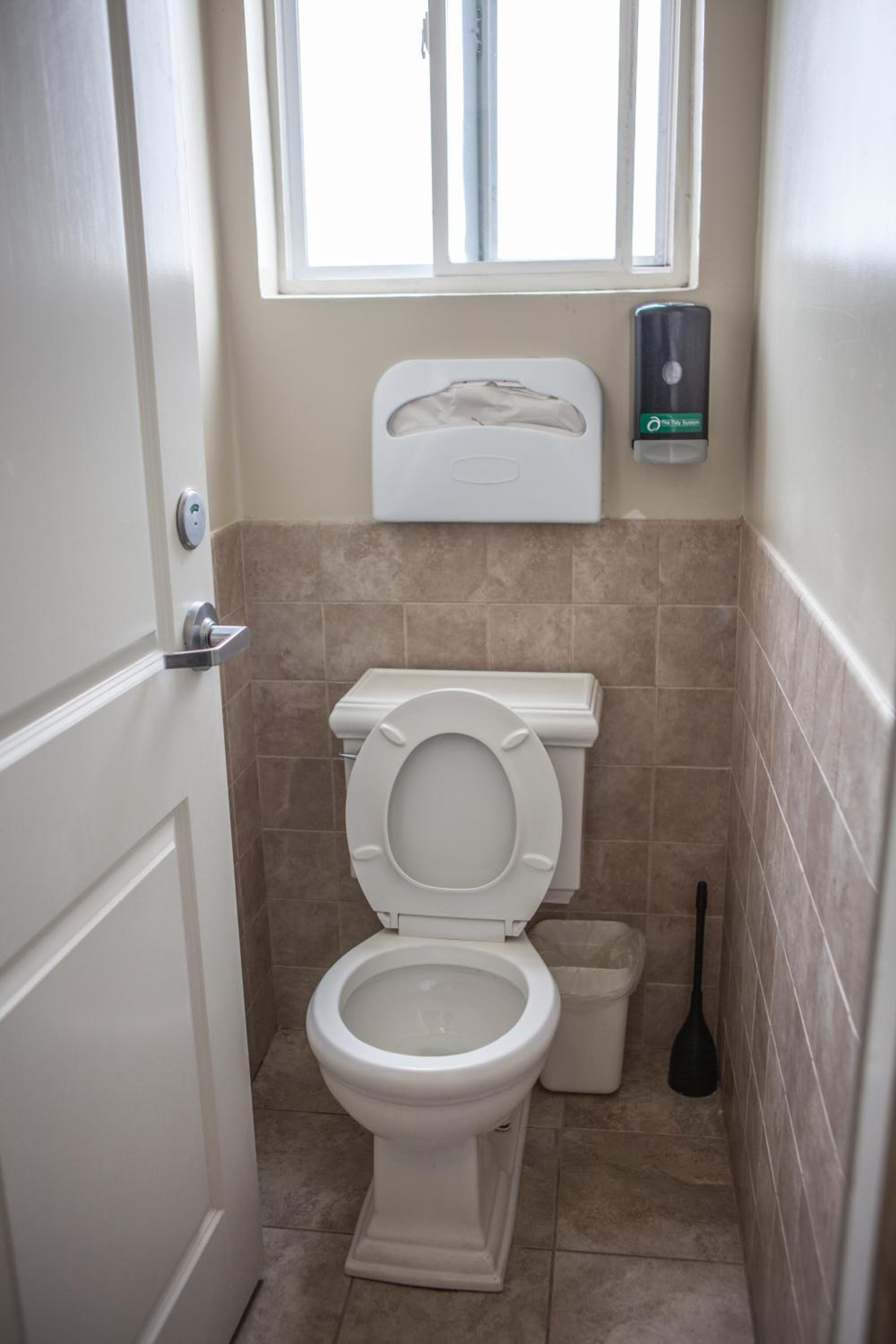 Standard Queen Room With Shared Bathroom