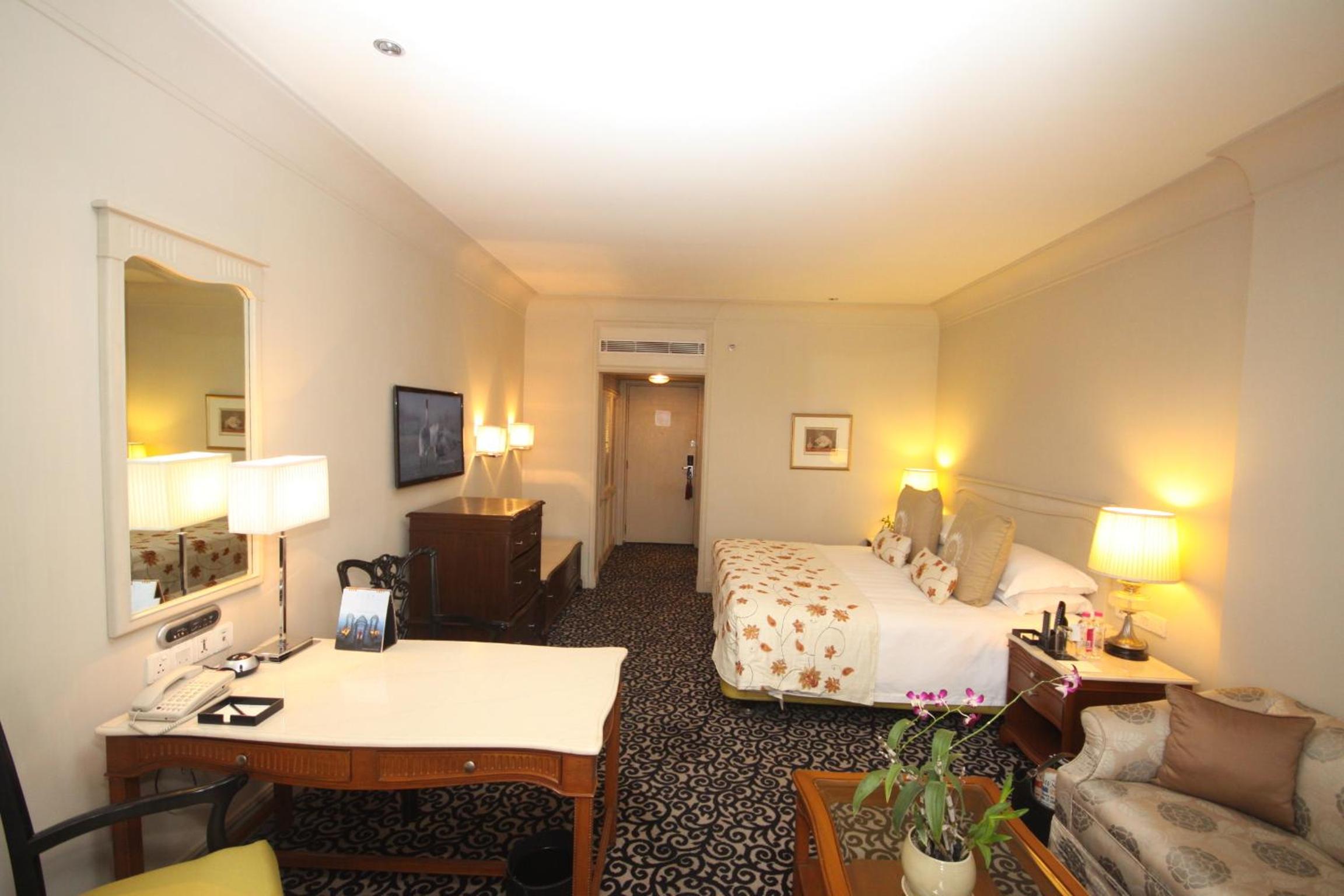 Taj Club with one way Airport transfers and Club Lounge access