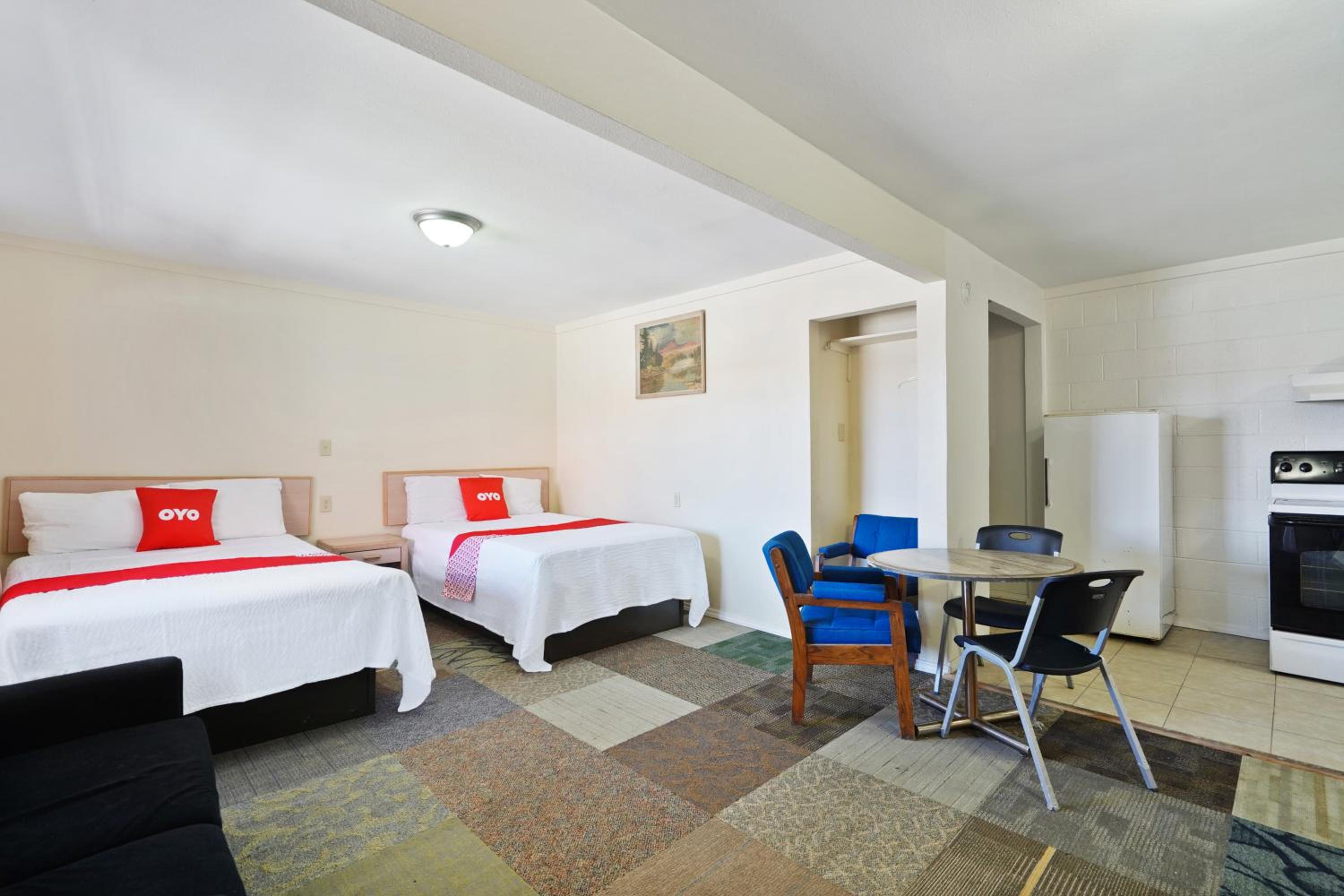 3 Full Bed with Kitchenette	