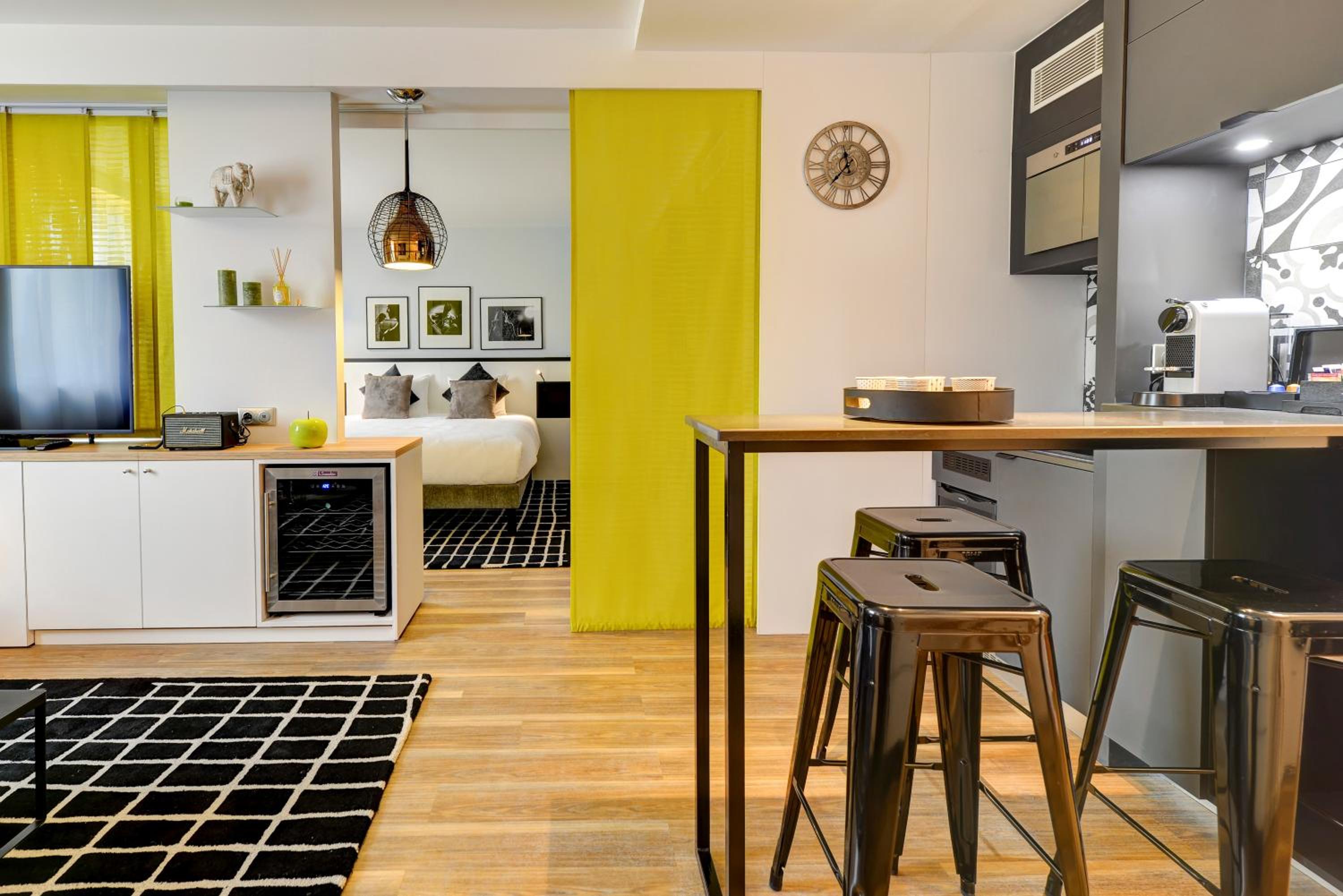 Superior Apartment with One Double Bed and View