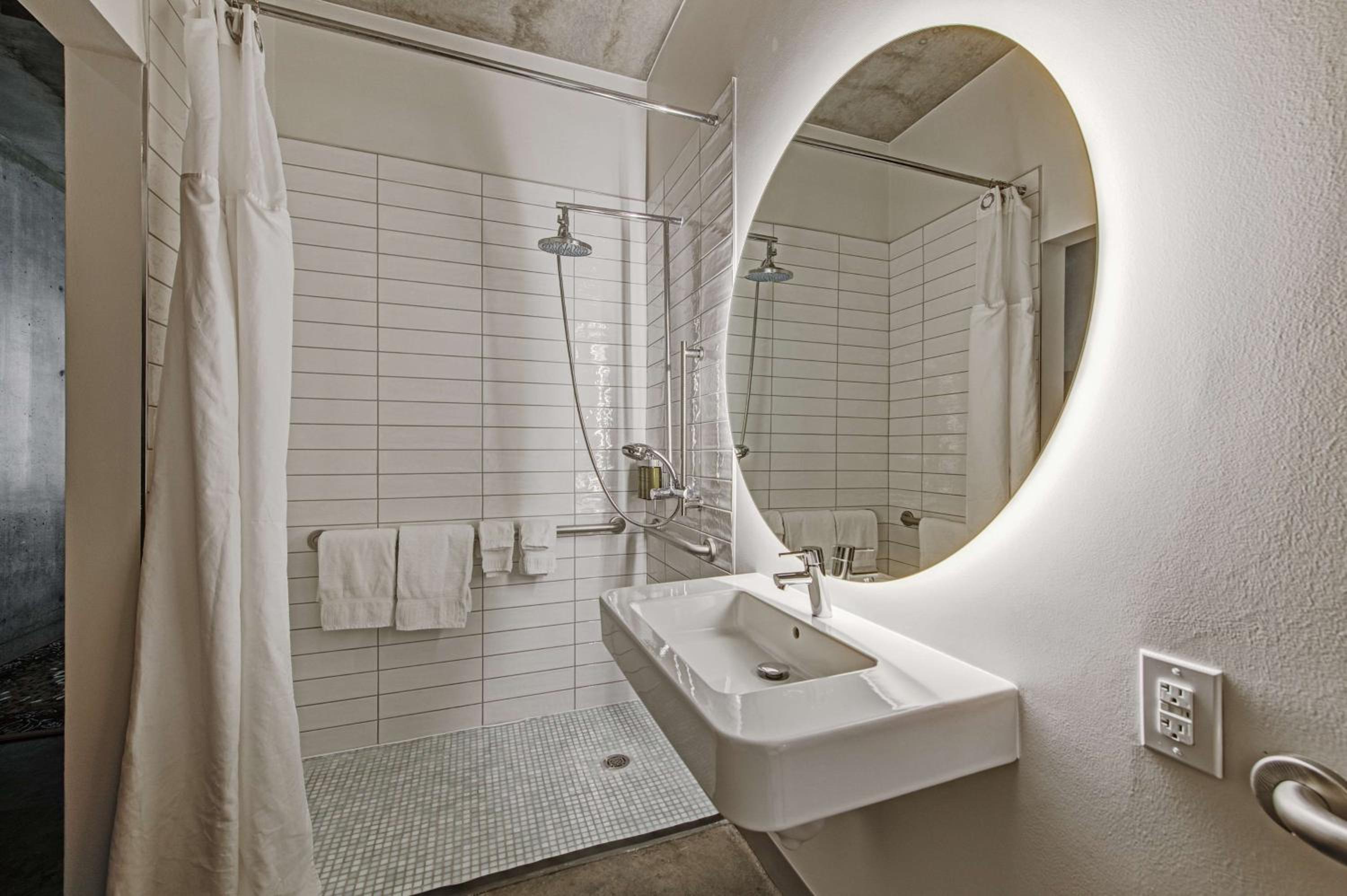 King Room with Roll-In Shower - Mobility Access