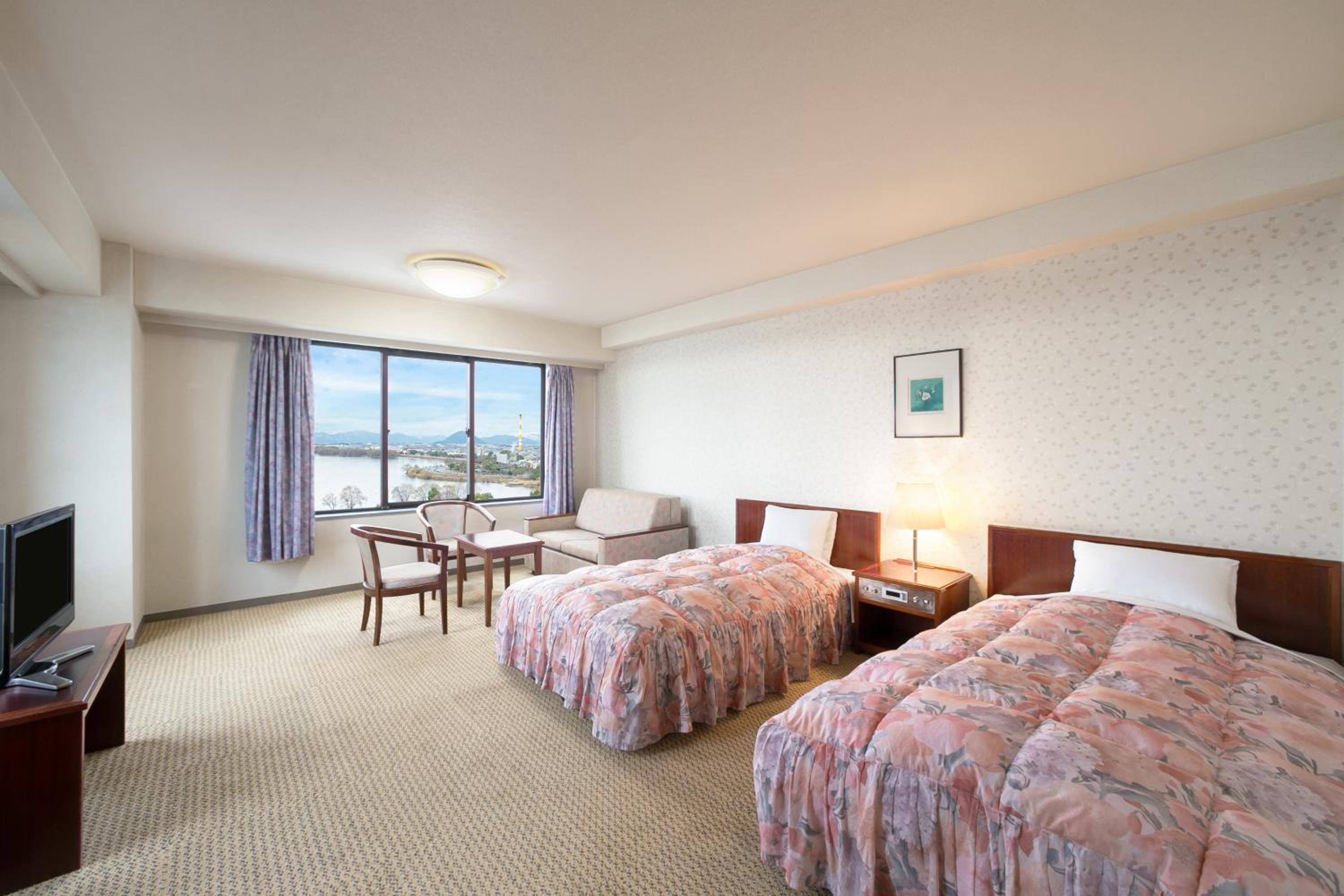 Classic Twin Room with Lake View 