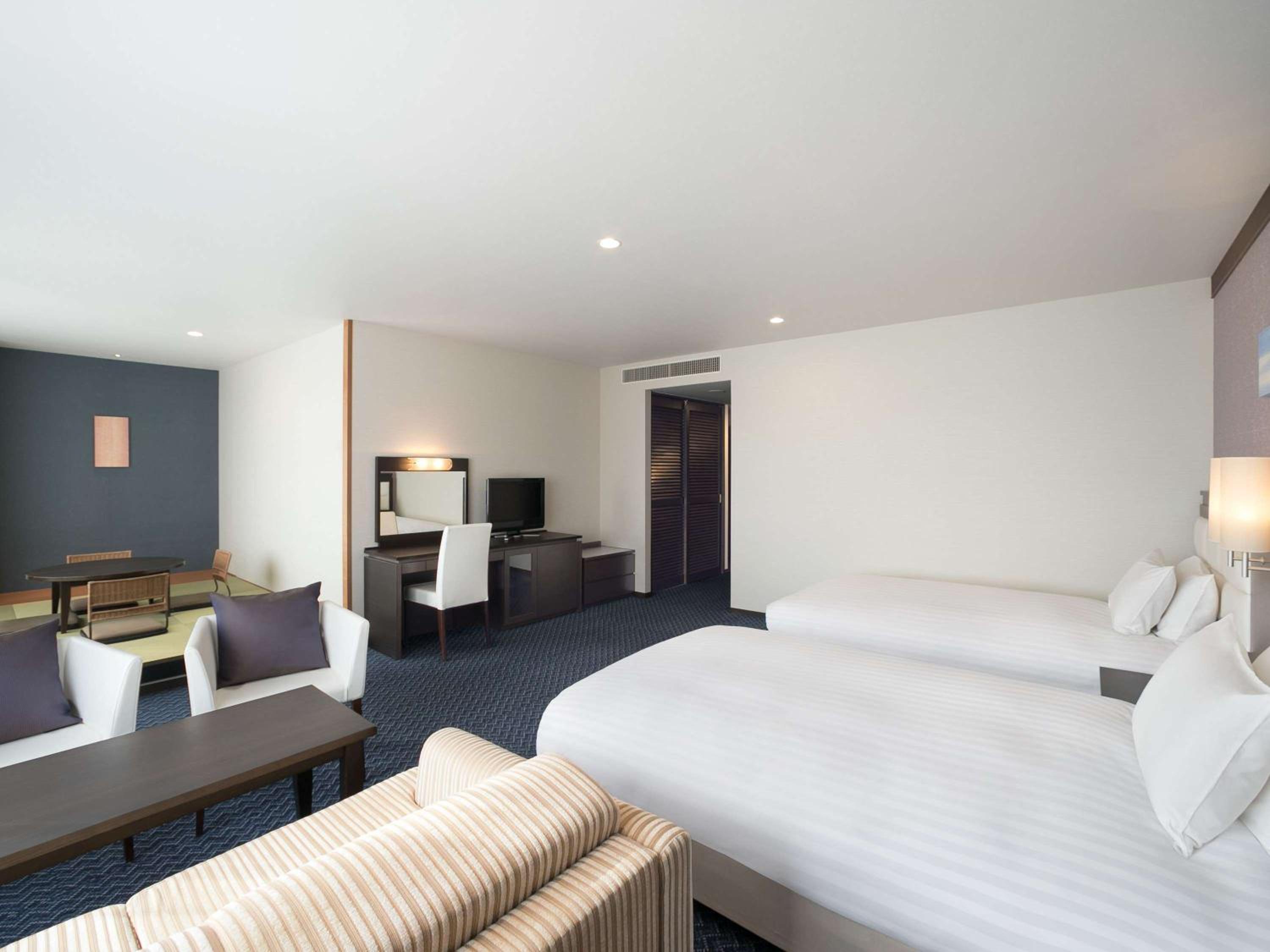 Standard Japanese-Western Style Twin Room with Two Single Beds and Lake View